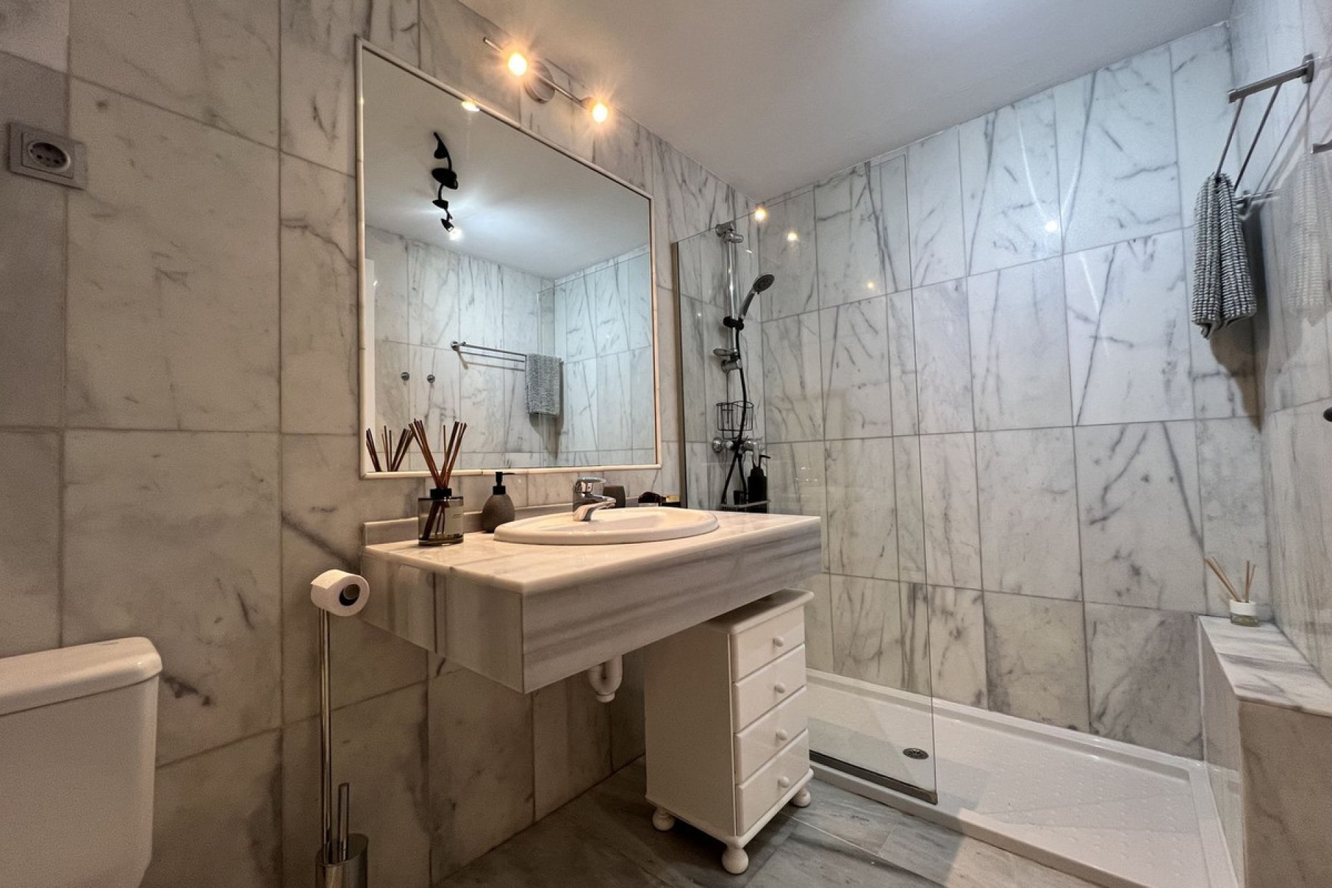 Resale - Apartment - Middle Floor Apartment - Benahavís - Benahavís Centro