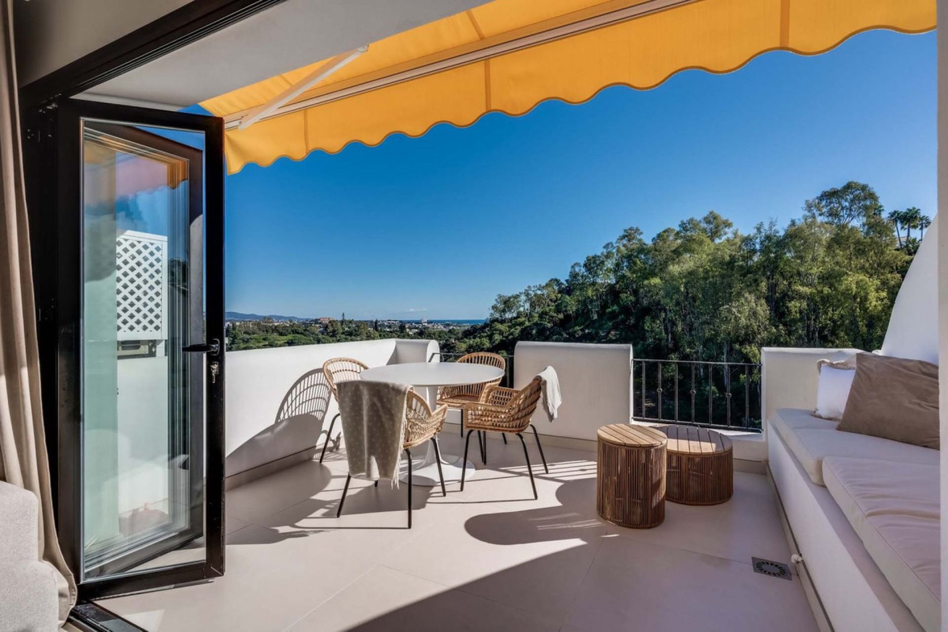 Resale - Apartment - Middle Floor Apartment - Benahavís - Benahavís Centro