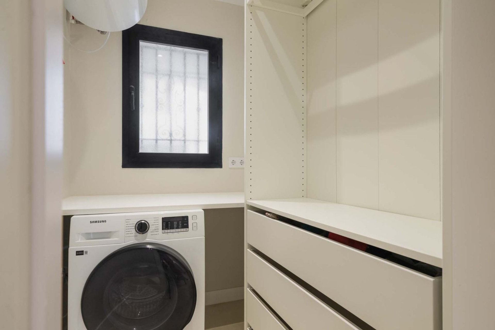 Resale - Apartment - Middle Floor Apartment - Benahavís - Benahavís Centro