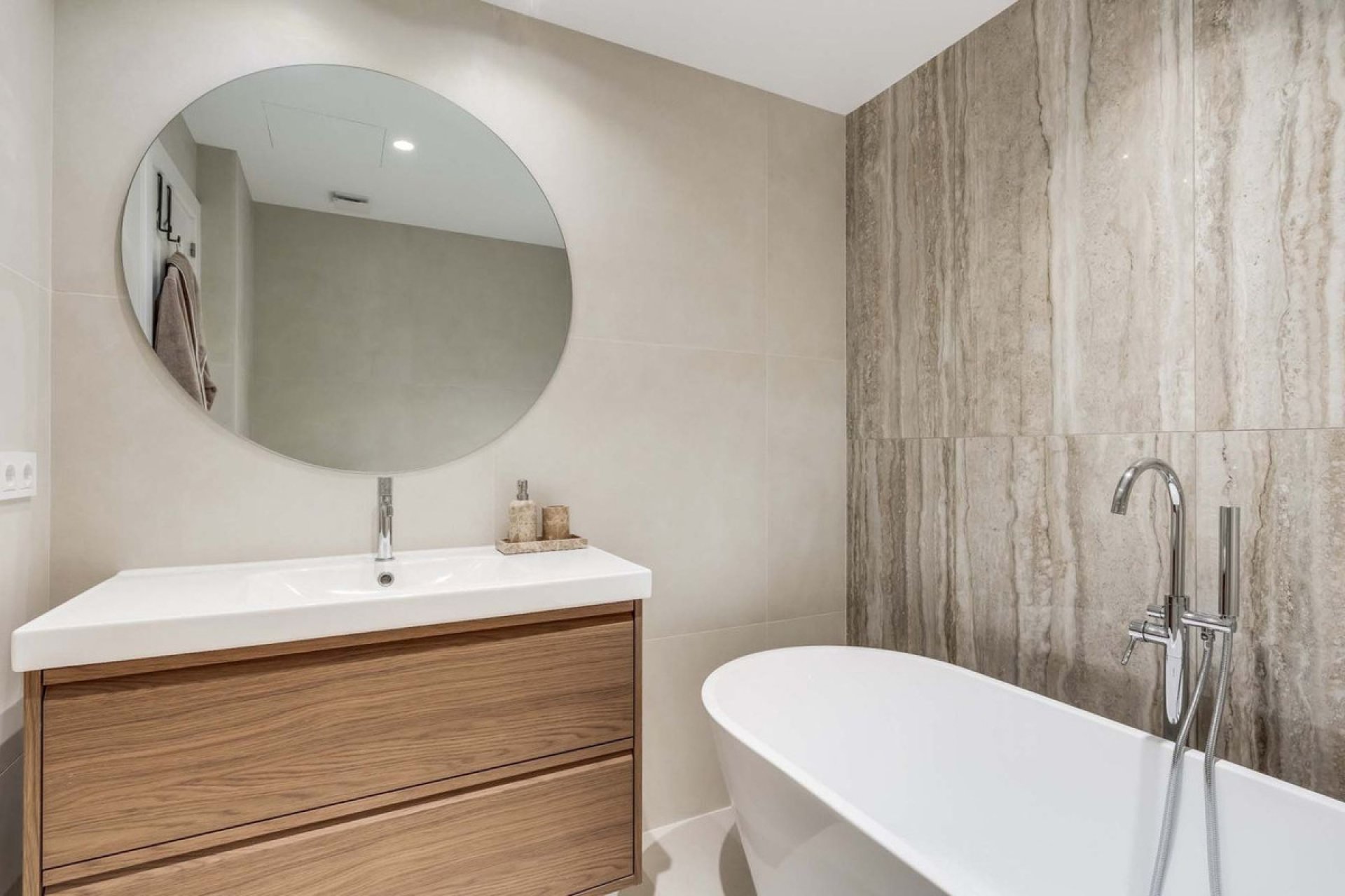 Resale - Apartment - Middle Floor Apartment - Benahavís - Benahavís Centro