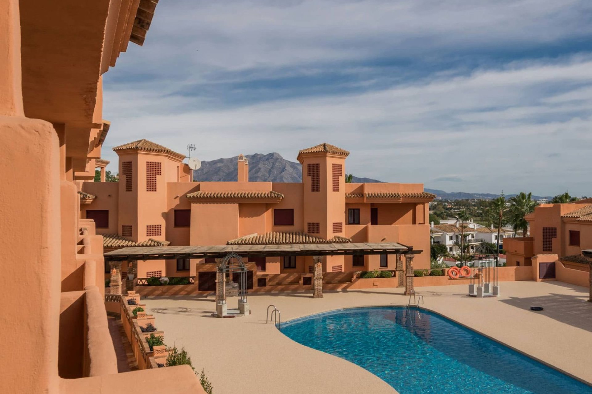 Resale - Apartment - Middle Floor Apartment - Benahavís - Benahavís Centro