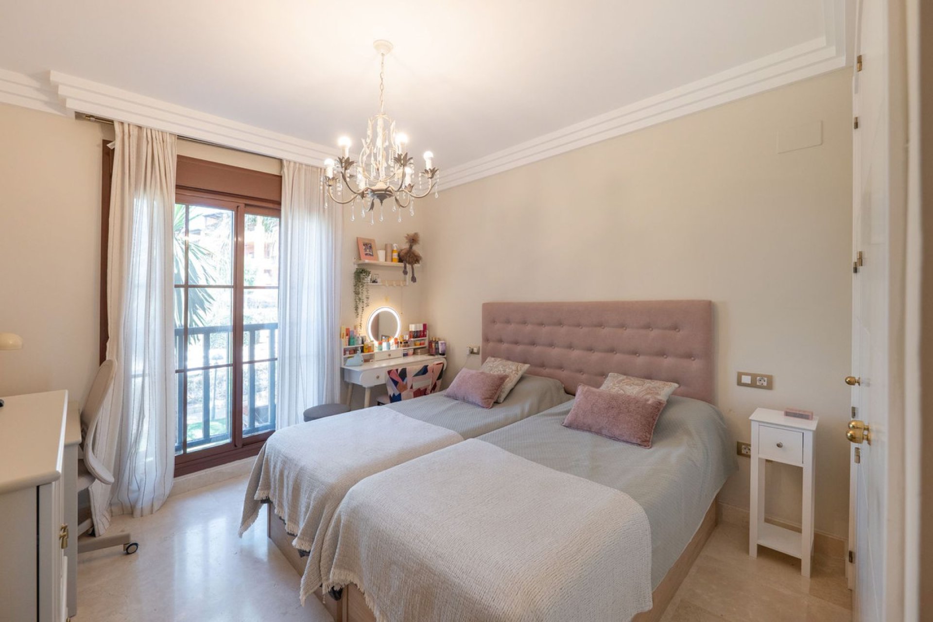 Resale - Apartment - Middle Floor Apartment - Benahavís - Benahavís Centro