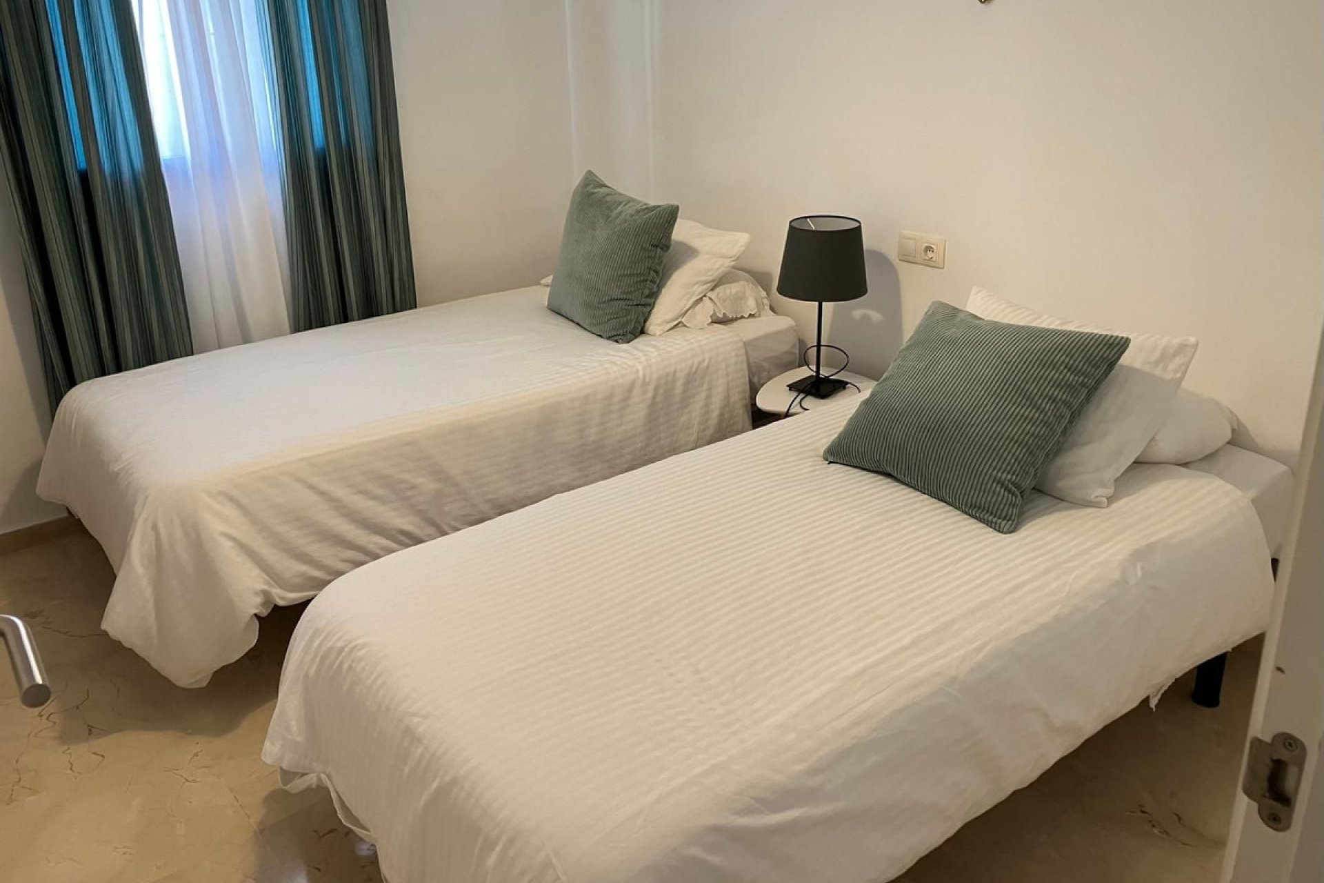 Resale - Apartment - Middle Floor Apartment - Casares - Casares Playa