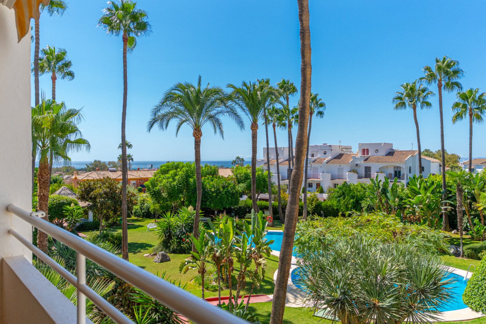 Resale - Apartment - Middle Floor Apartment - Estepona - Atalaya
