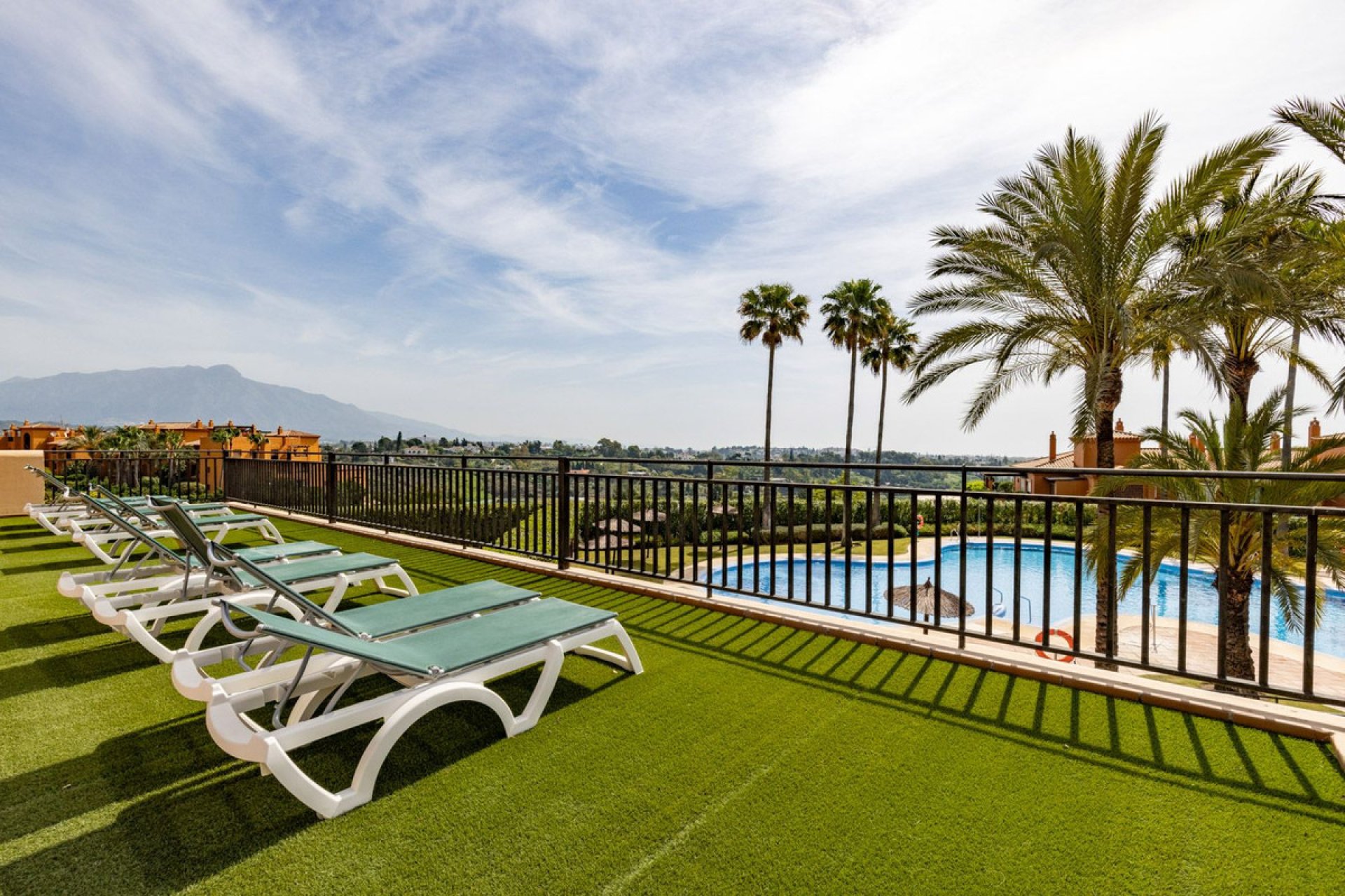 Resale - Apartment - Middle Floor Apartment - Estepona - Atalaya