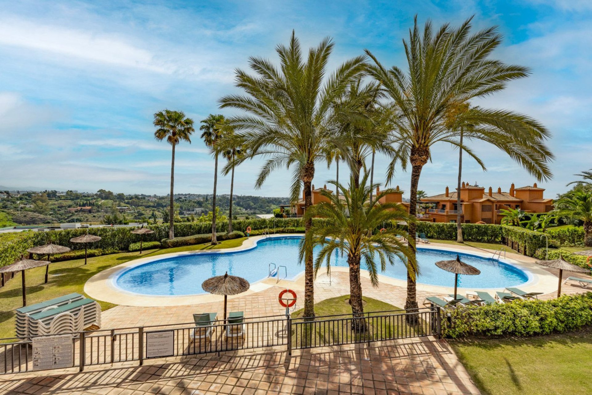 Resale - Apartment - Middle Floor Apartment - Estepona - Atalaya