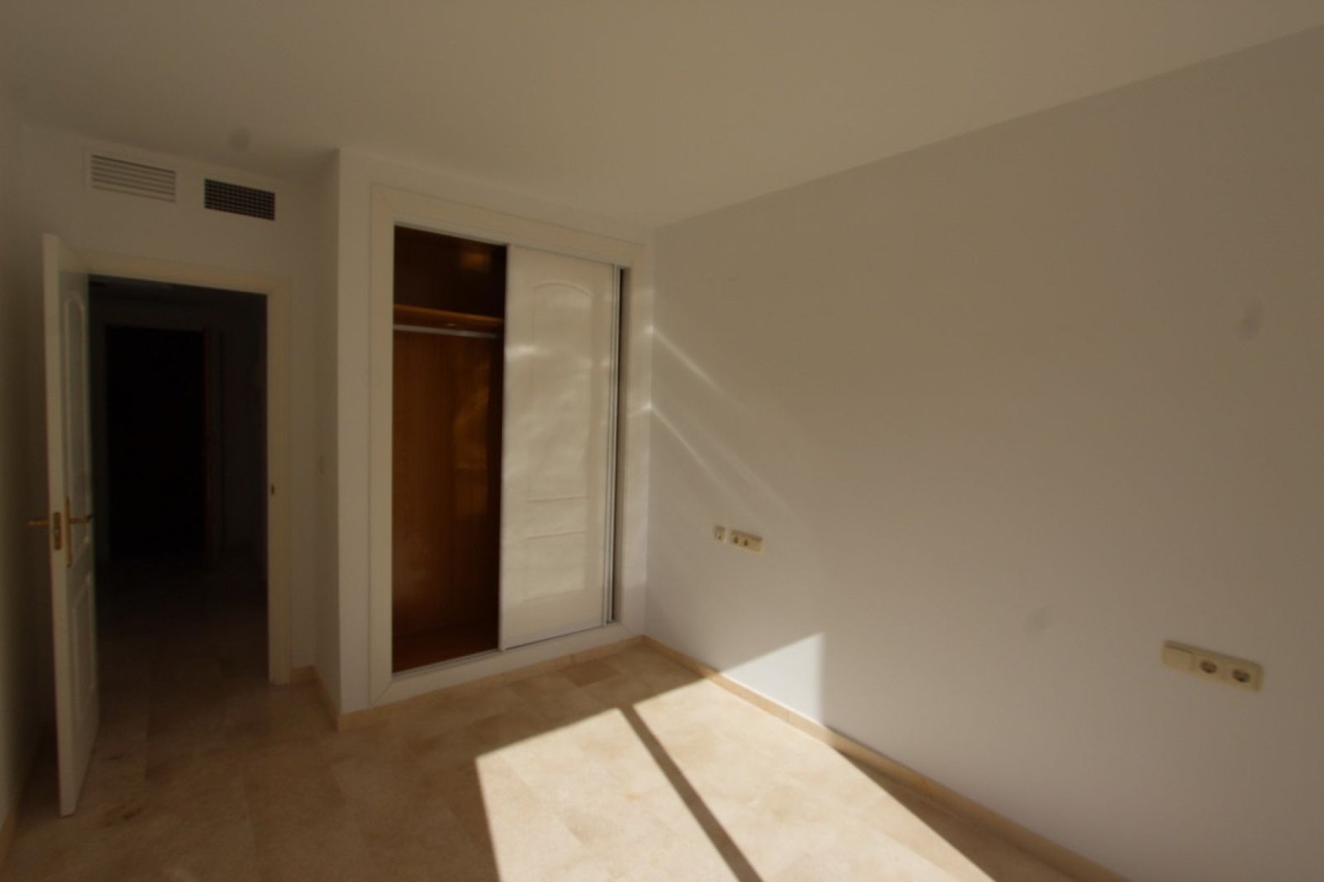 Resale - Apartment - Middle Floor Apartment - Estepona - Atalaya