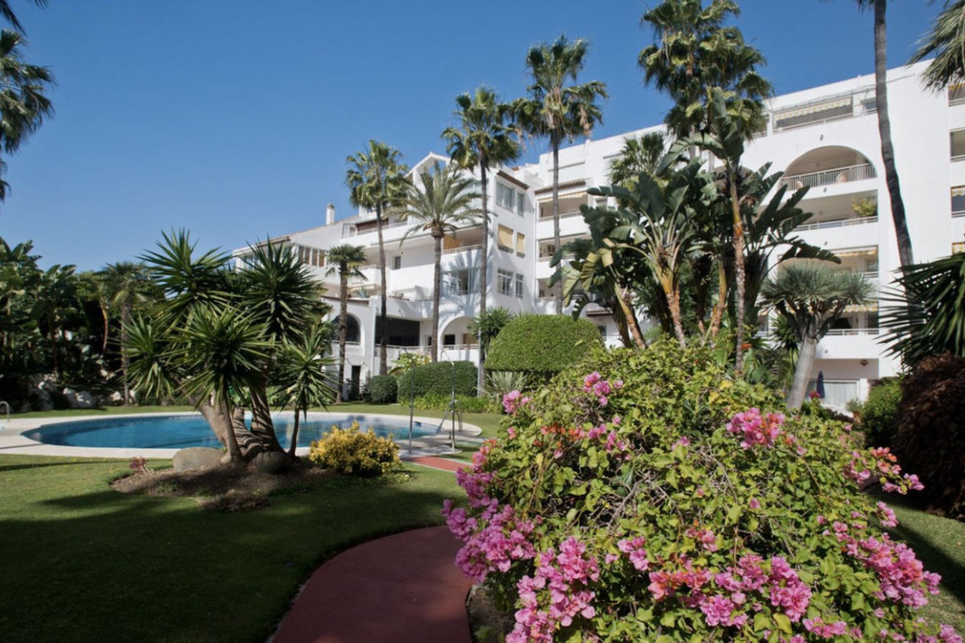 Resale - Apartment - Middle Floor Apartment - Estepona - Atalaya