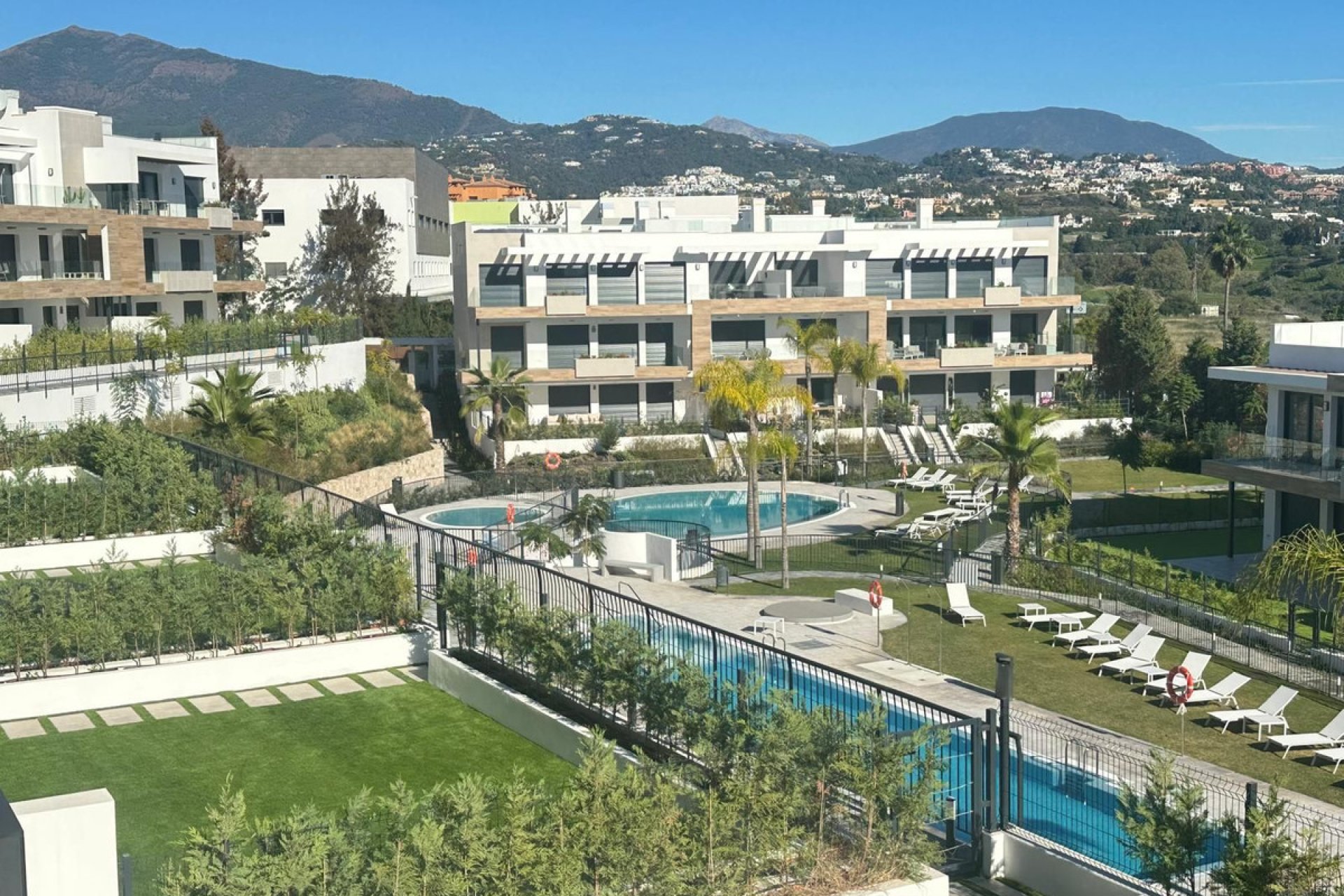 Resale - Apartment - Middle Floor Apartment - Estepona - Atalaya