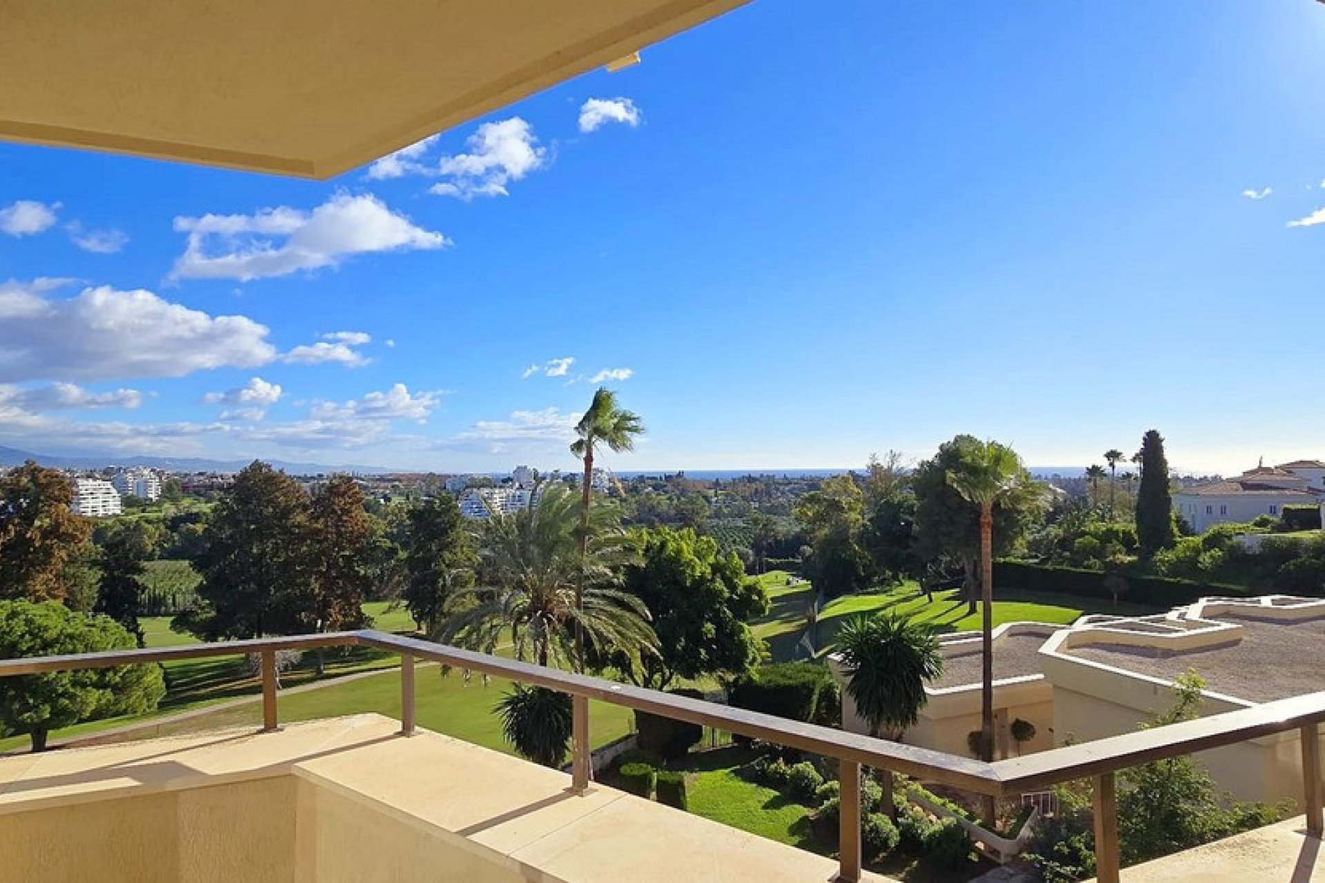 Resale - Apartment - Middle Floor Apartment - Estepona - Atalaya