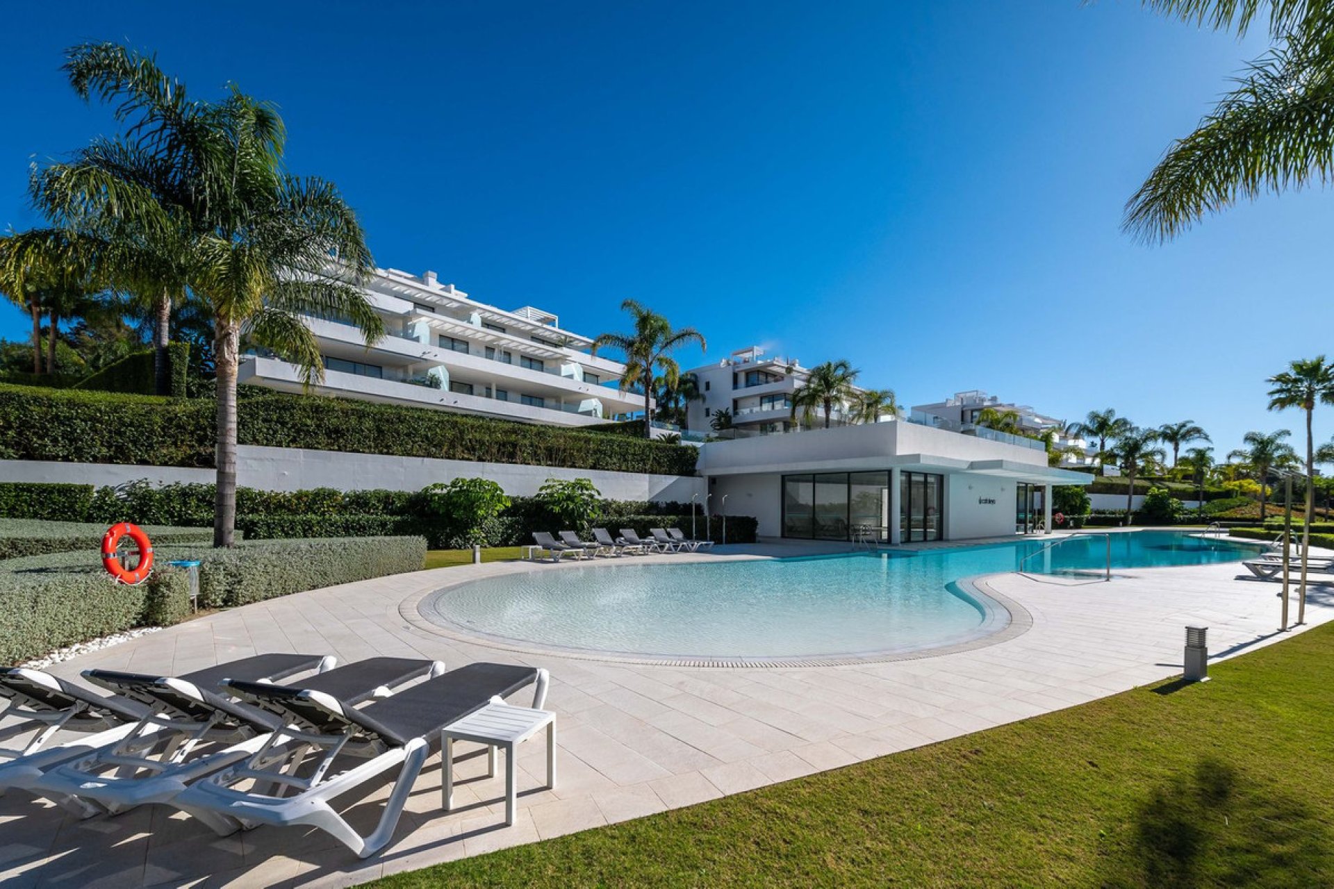 Resale - Apartment - Middle Floor Apartment - Estepona - Atalaya