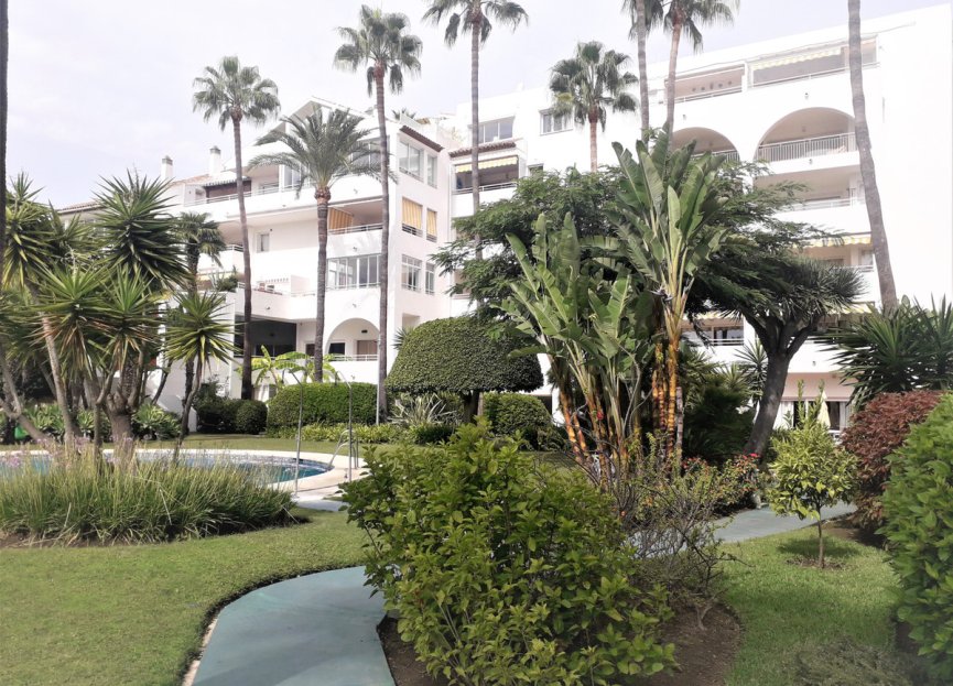 Resale - Apartment - Middle Floor Apartment - Estepona - Atalaya