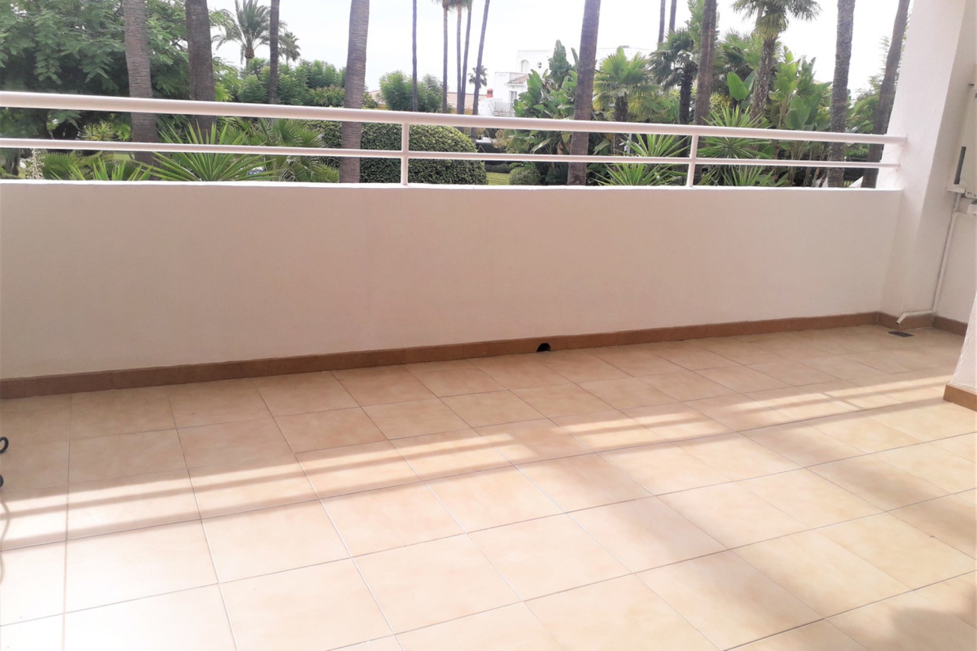 Resale - Apartment - Middle Floor Apartment - Estepona - Atalaya