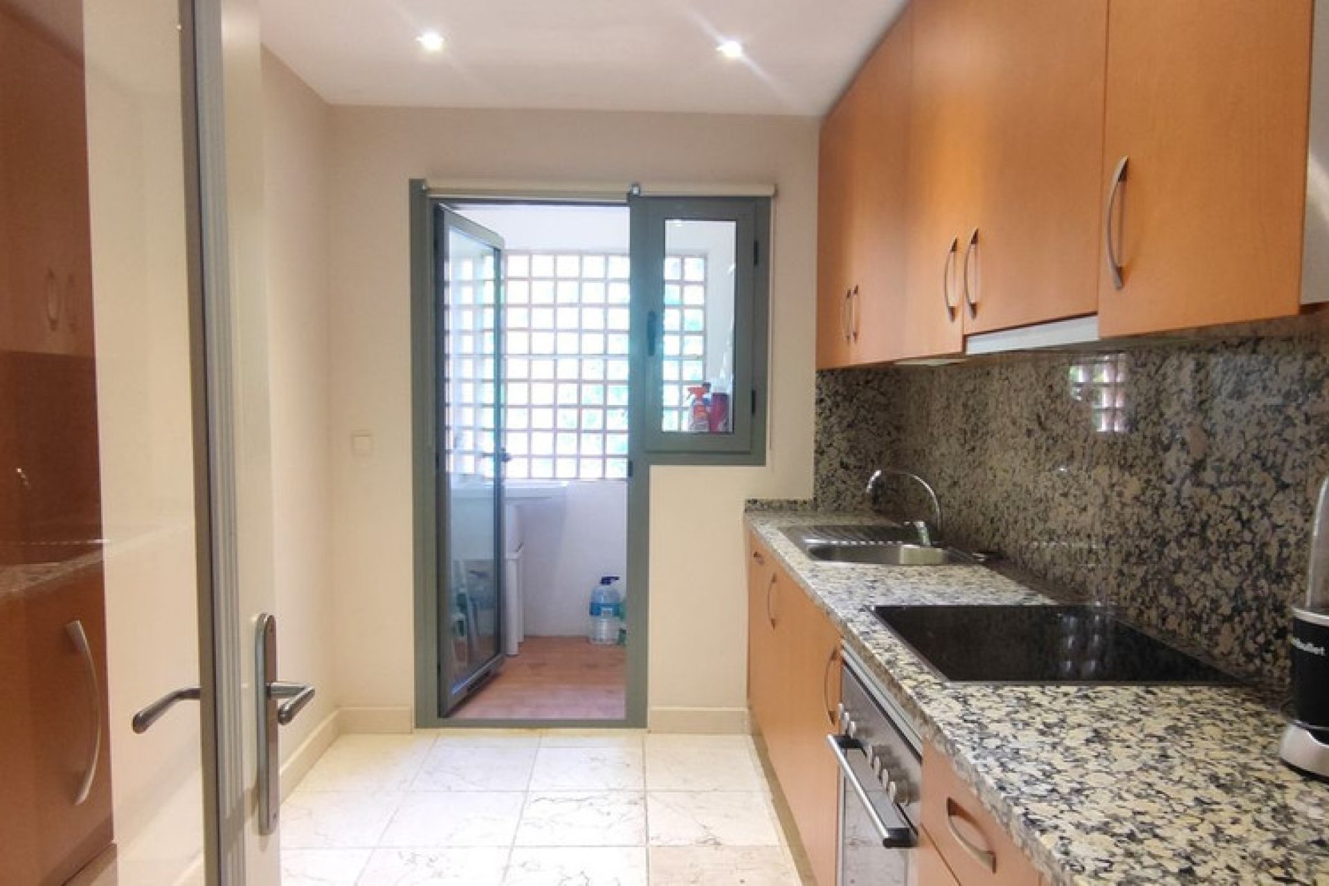 Resale - Apartment - Middle Floor Apartment - Estepona - Atalaya