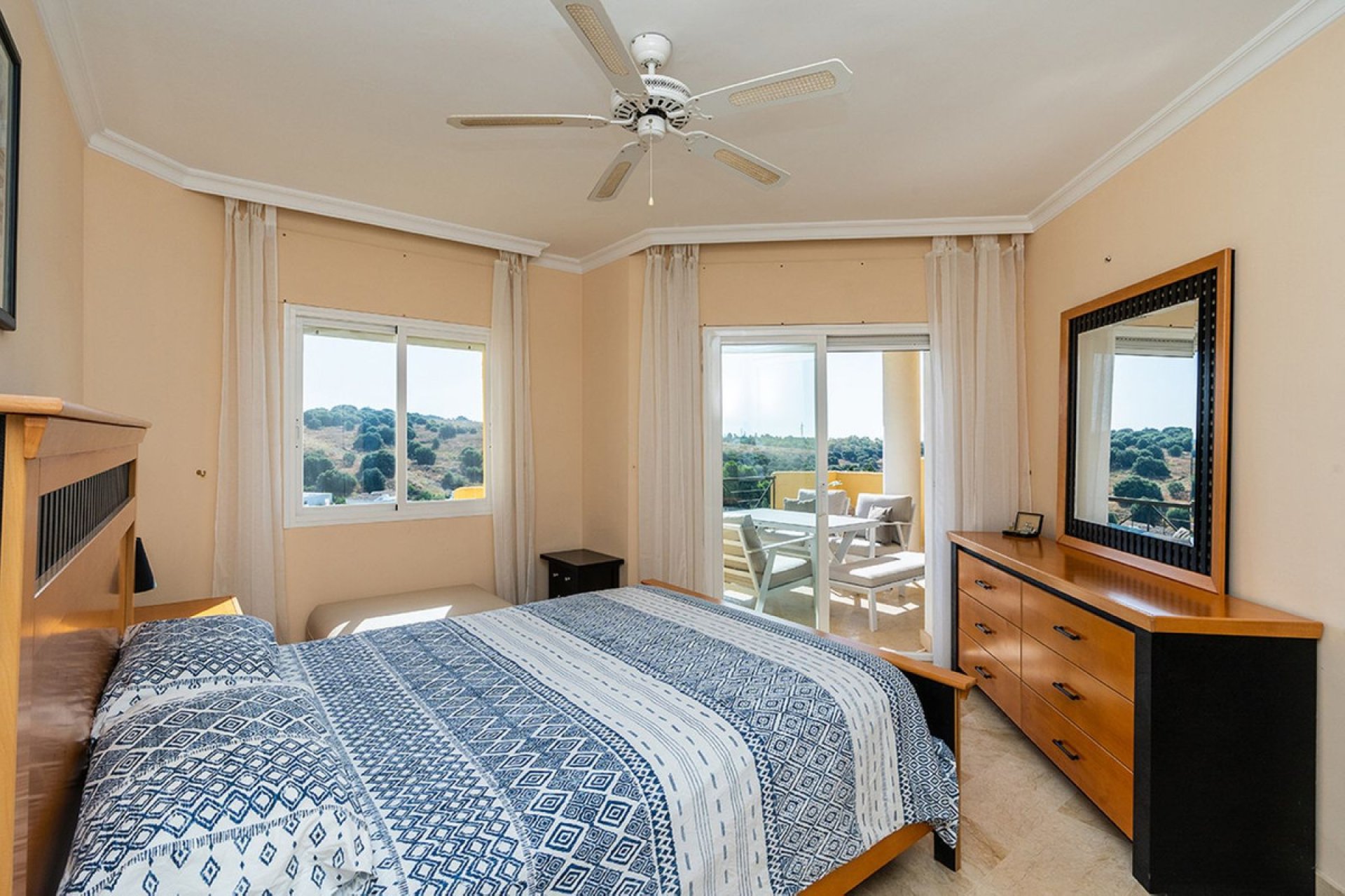 Resale - Apartment - Middle Floor Apartment - Estepona - Bel Air