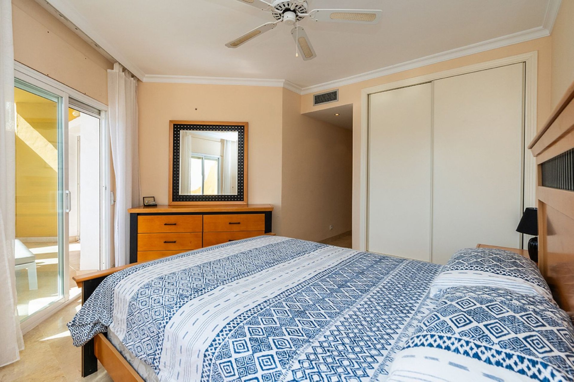 Resale - Apartment - Middle Floor Apartment - Estepona - Bel Air