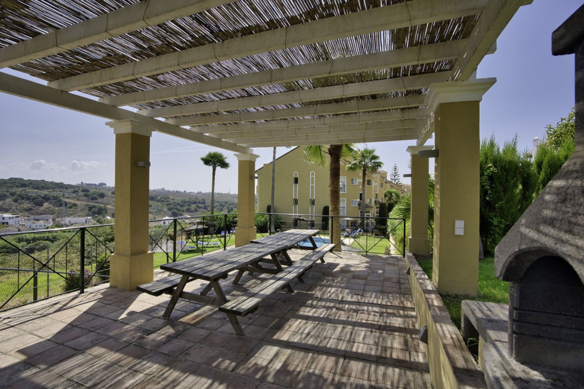 Resale - Apartment - Middle Floor Apartment - Estepona - Bel Air