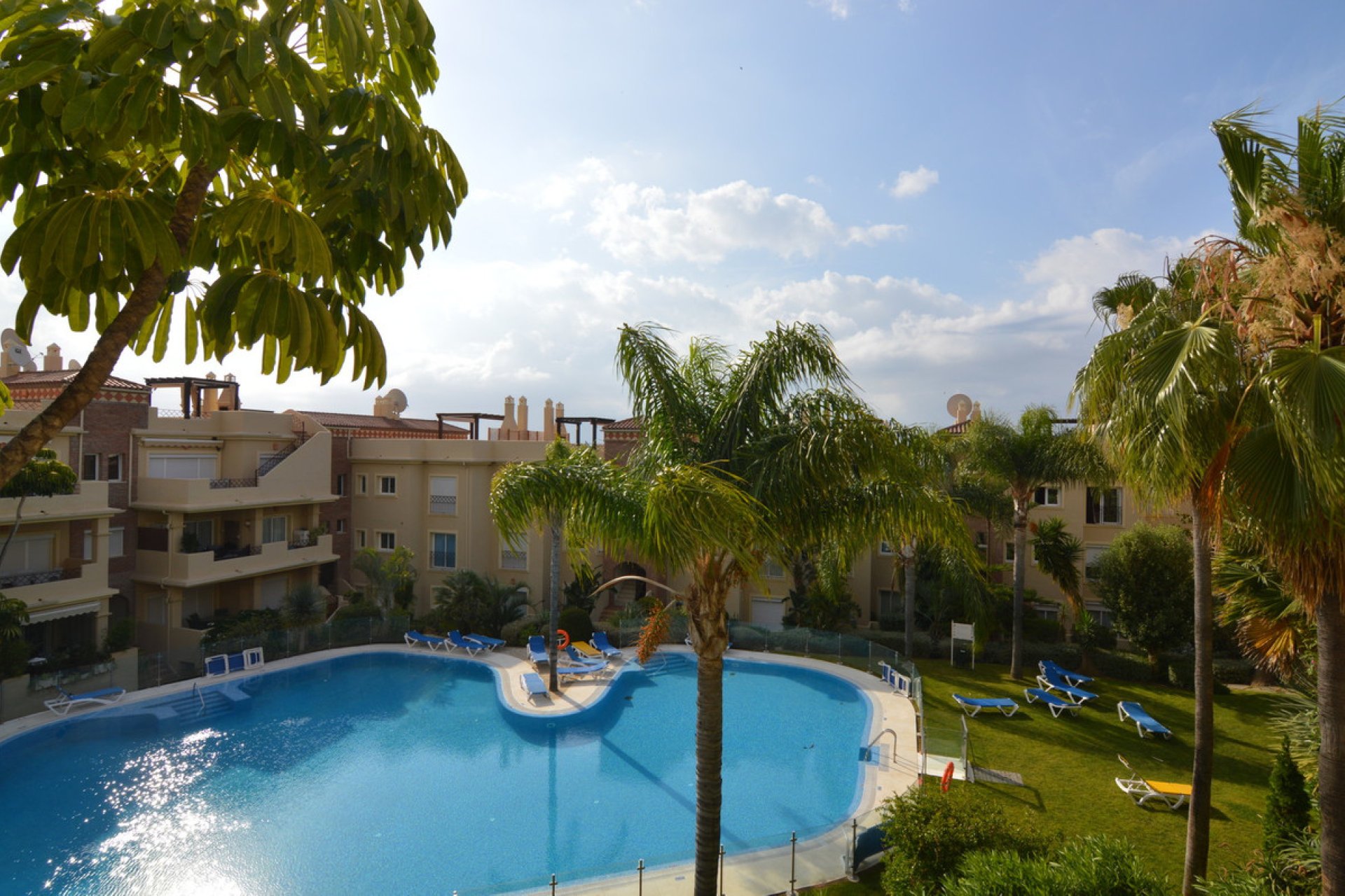 Resale - Apartment - Middle Floor Apartment - Estepona - Bel Air