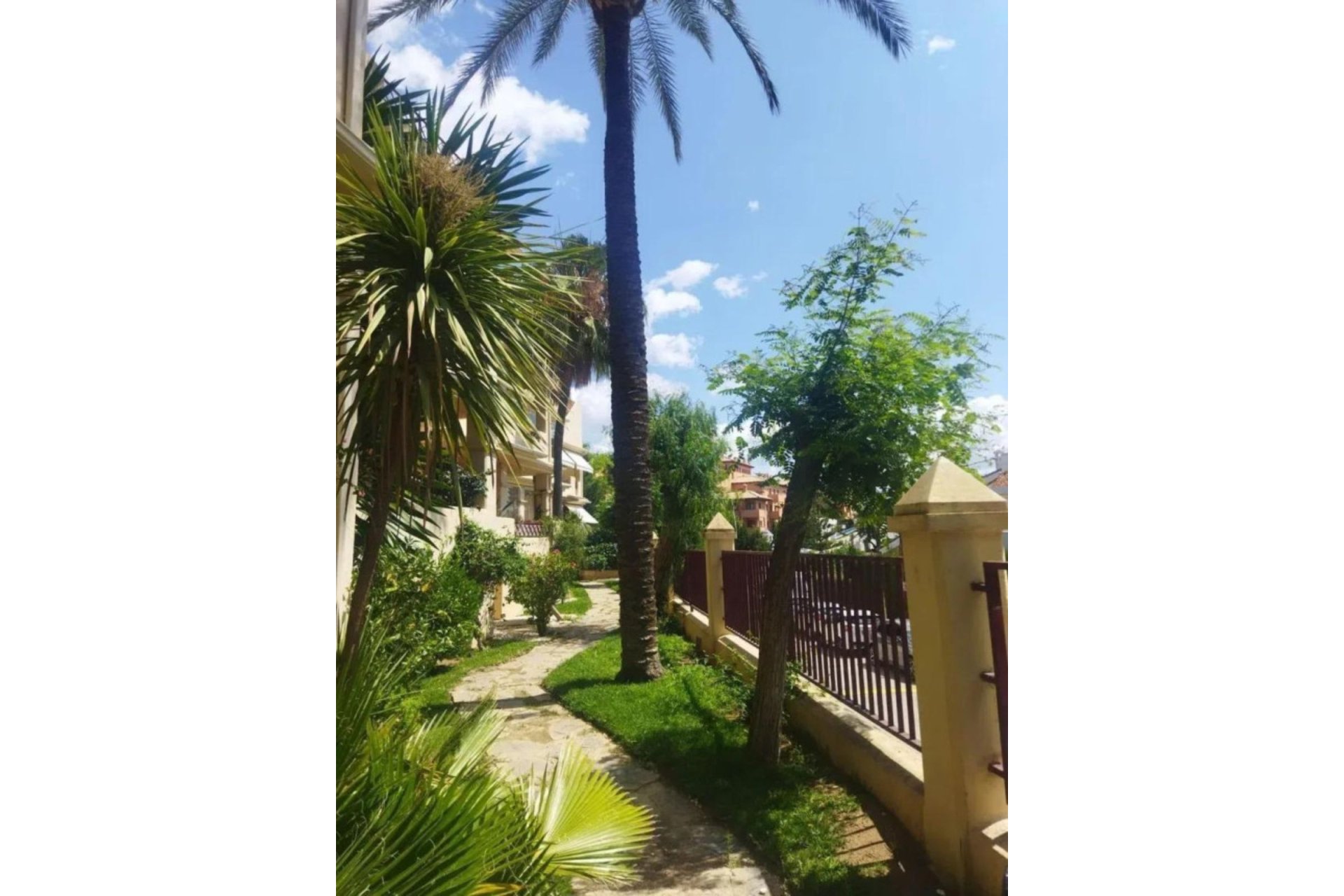 Resale - Apartment - Middle Floor Apartment - Estepona - Bel Air