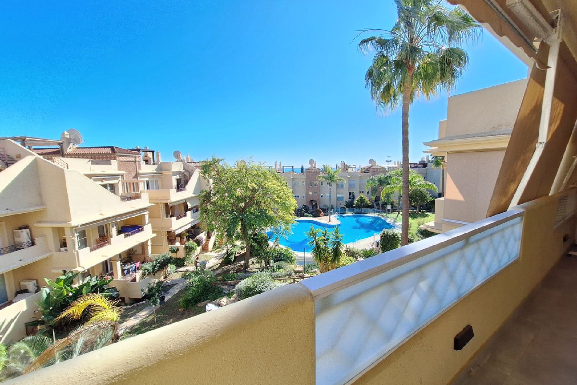 Resale - Apartment - Middle Floor Apartment - Estepona - Bel Air