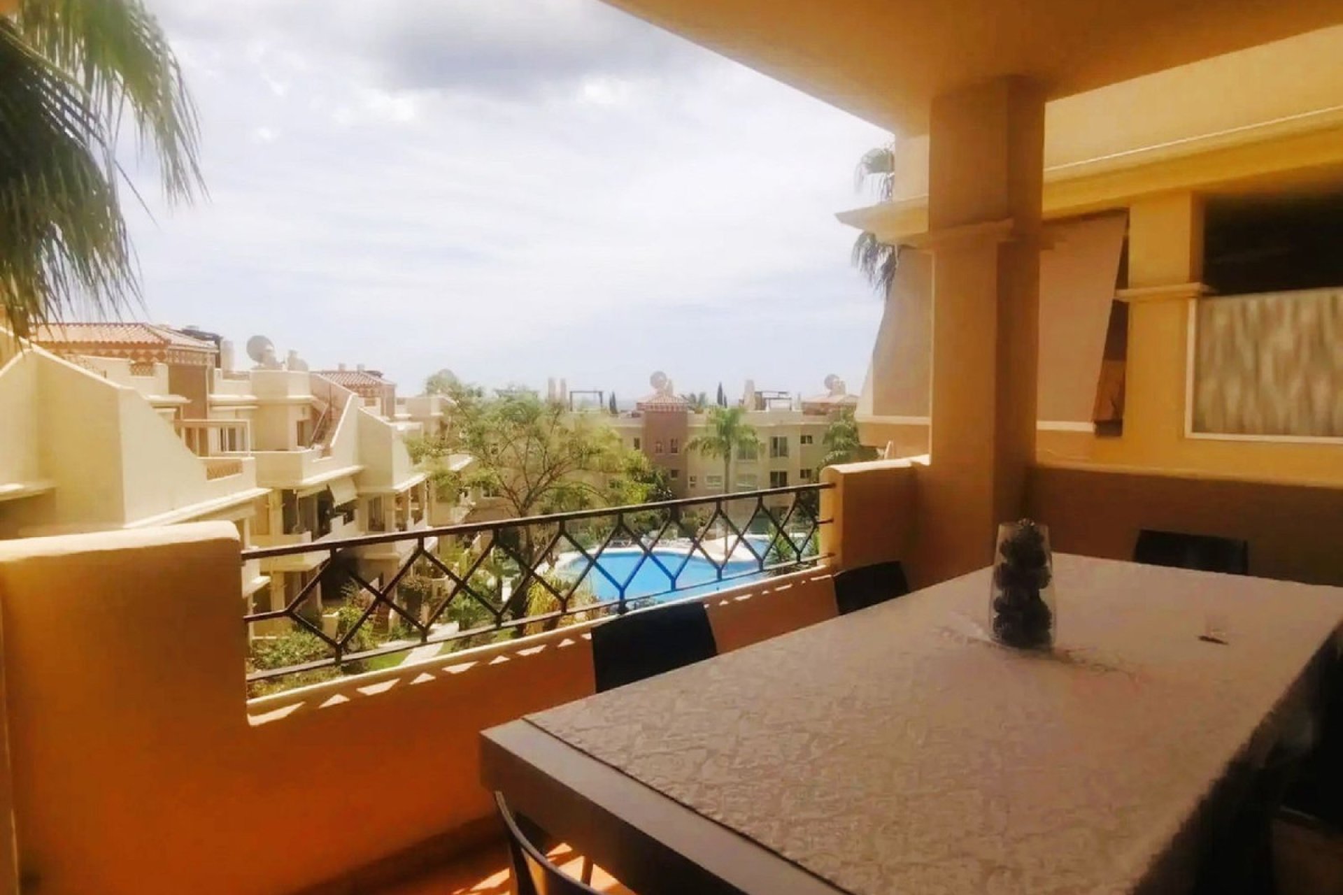 Resale - Apartment - Middle Floor Apartment - Estepona - Bel Air