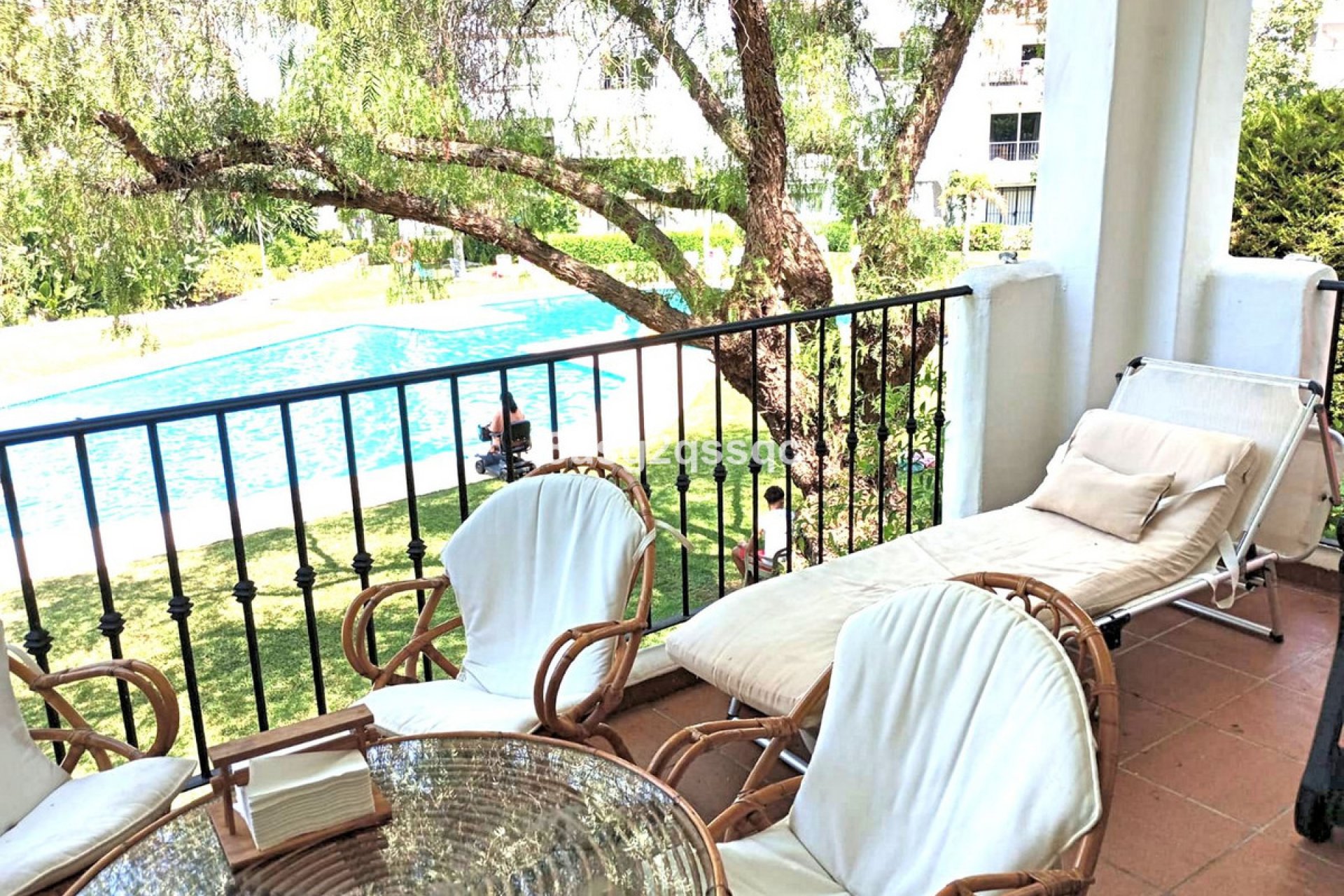 Resale - Apartment - Middle Floor Apartment - Estepona - Costalita