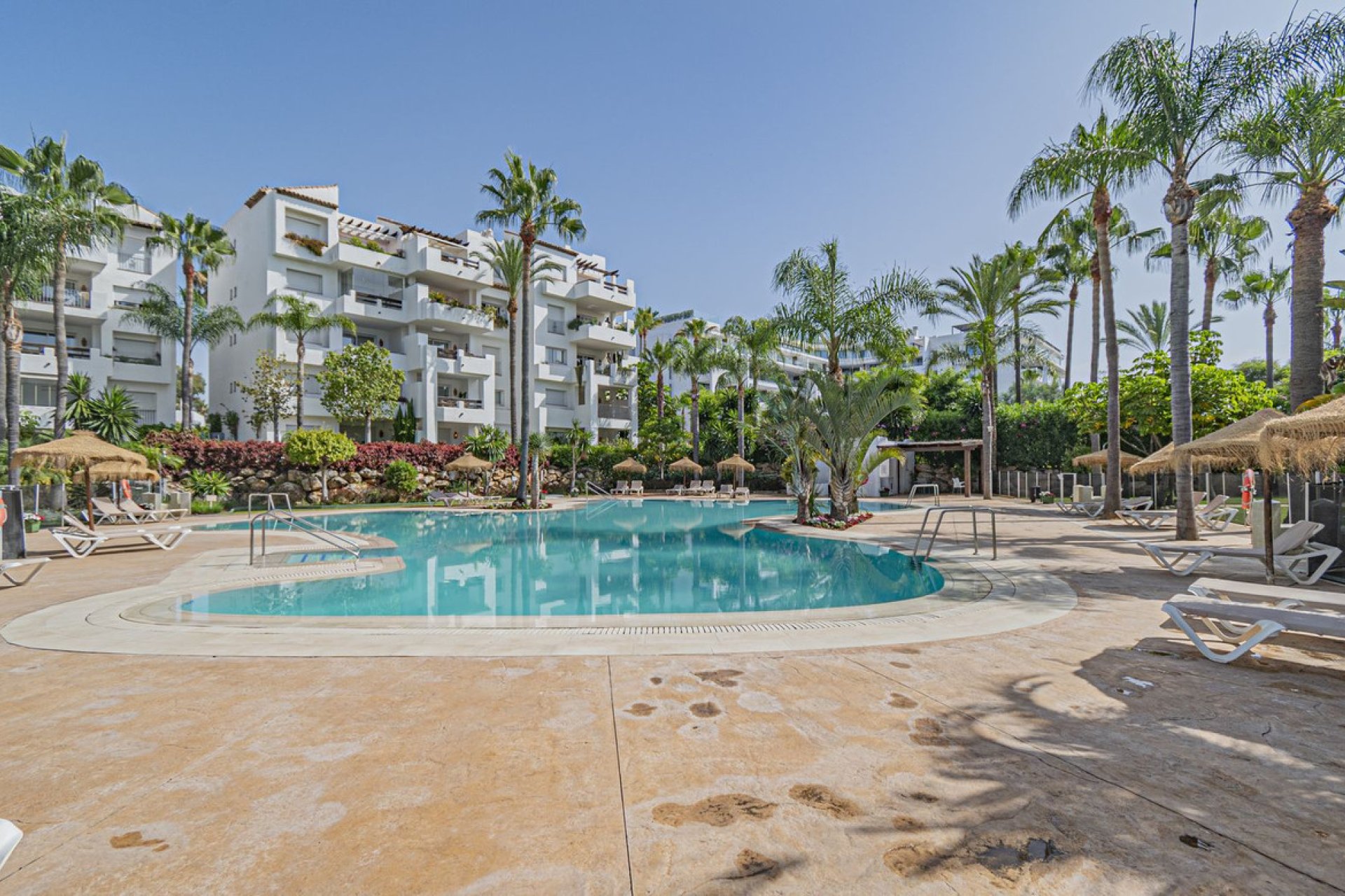 Resale - Apartment - Middle Floor Apartment - Estepona - Costalita