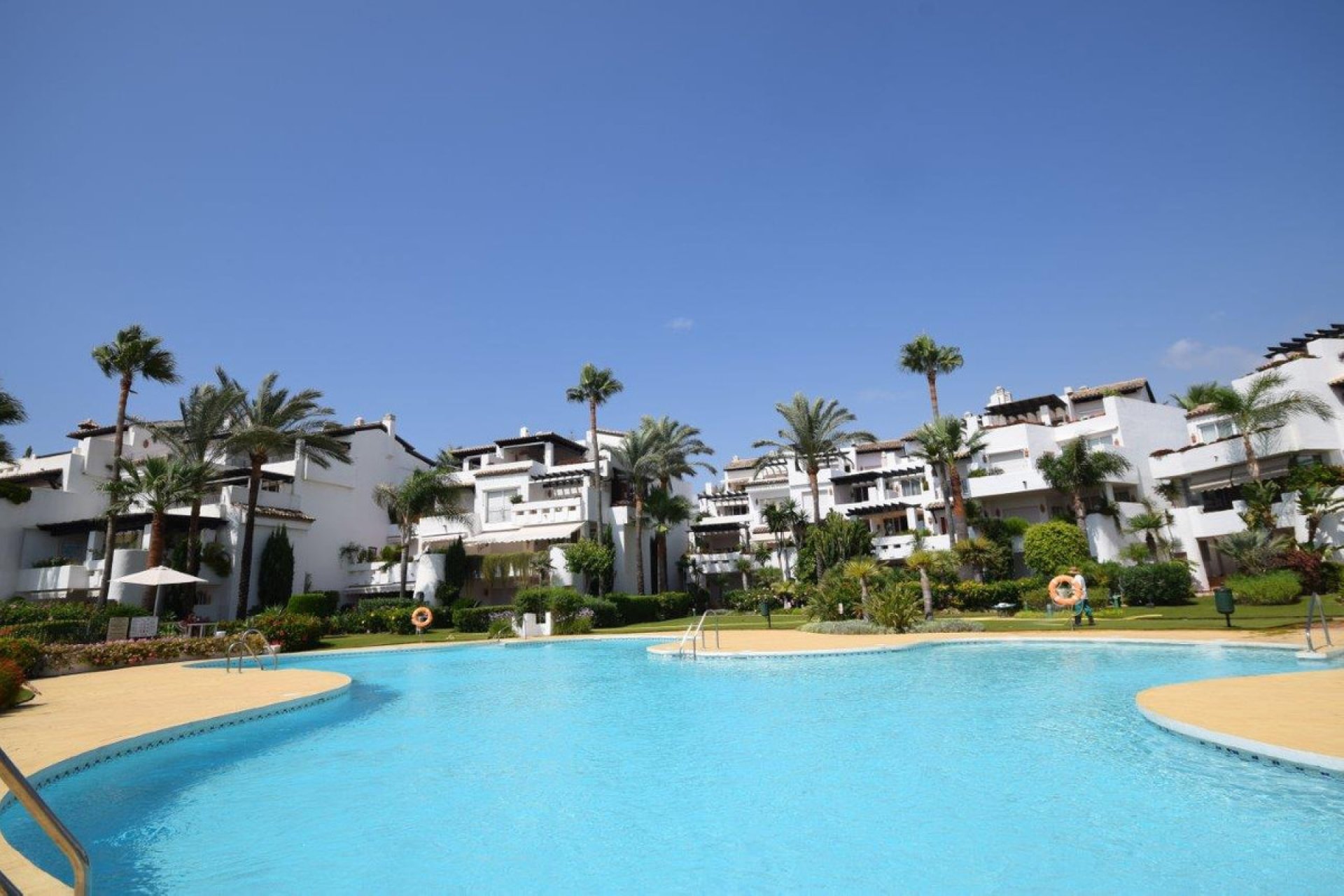 Resale - Apartment - Middle Floor Apartment - Estepona - Costalita