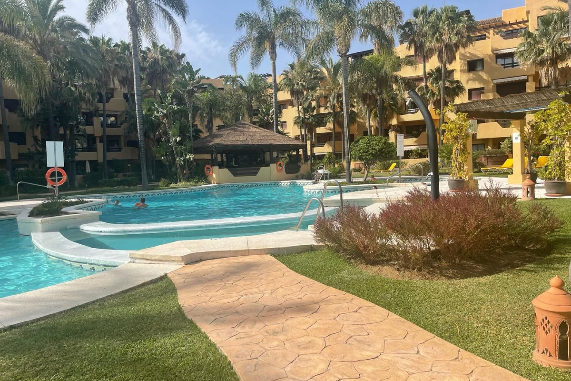 Resale - Apartment - Middle Floor Apartment - Estepona - Costalita