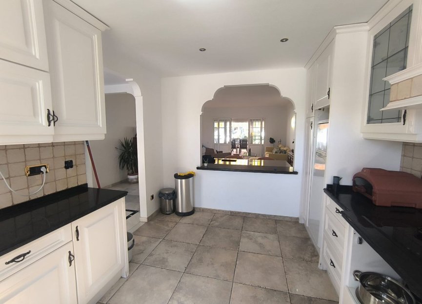 Resale - Apartment - Middle Floor Apartment - Estepona - El Presidente