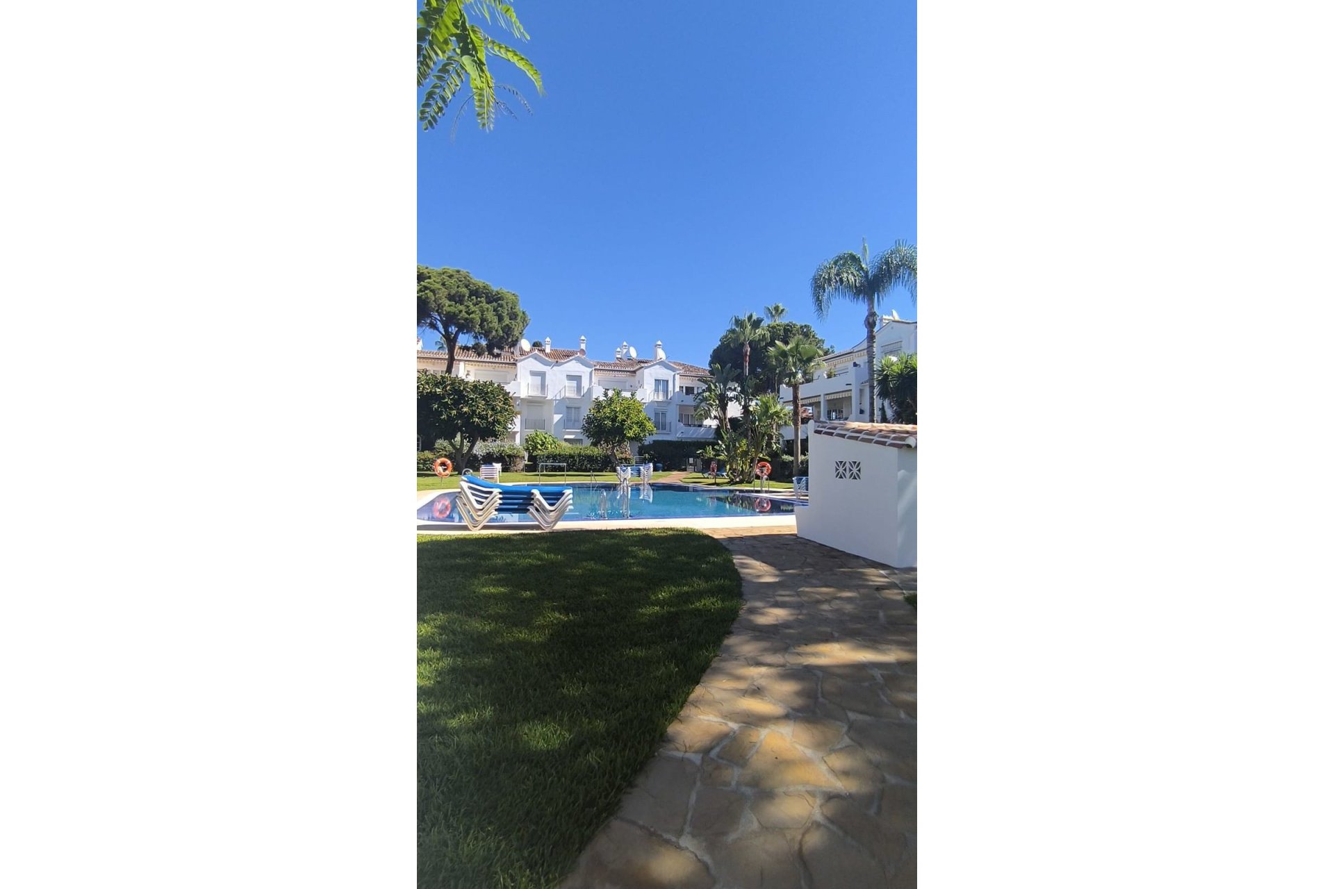 Resale - Apartment - Middle Floor Apartment - Estepona - El Presidente