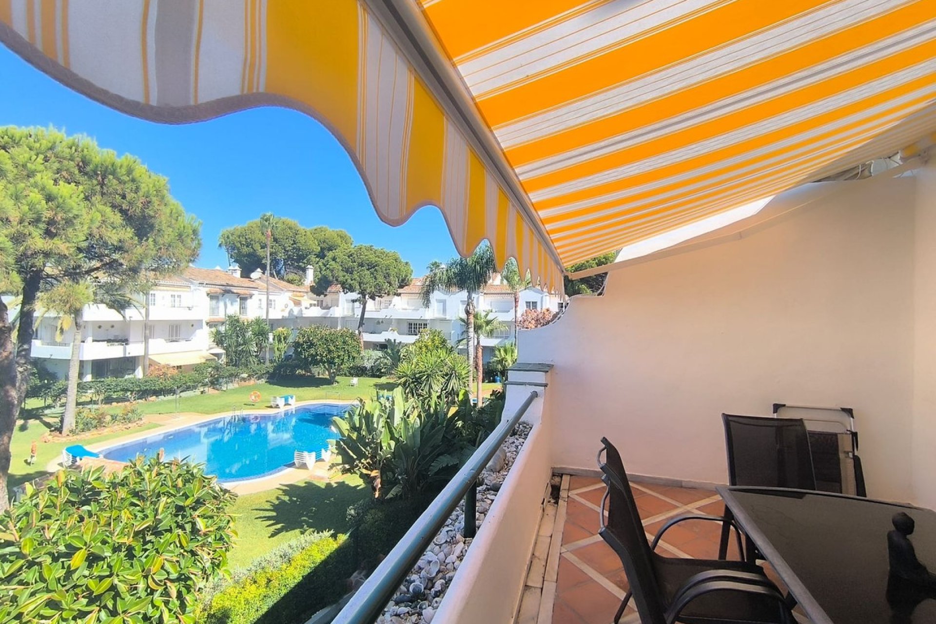 Resale - Apartment - Middle Floor Apartment - Estepona - El Presidente
