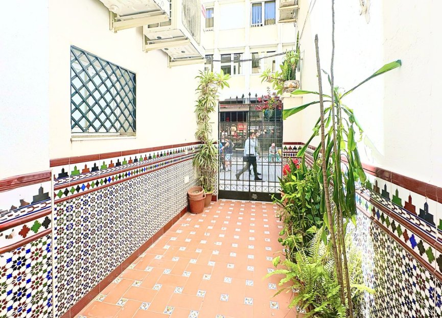 Resale - Apartment - Middle Floor Apartment - Estepona - Estepona Centro