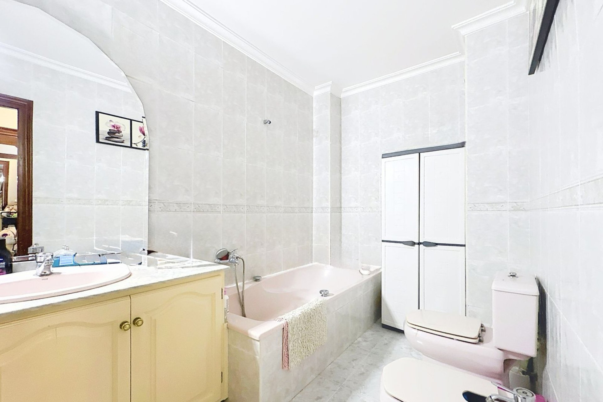 Resale - Apartment - Middle Floor Apartment - Estepona - Estepona Centro