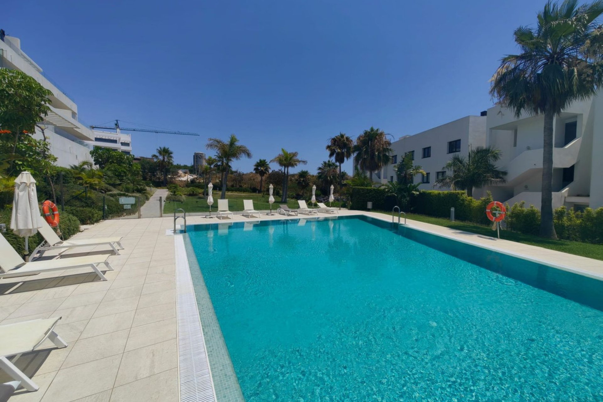 Resale - Apartment - Middle Floor Apartment - Estepona - Estepona Centro
