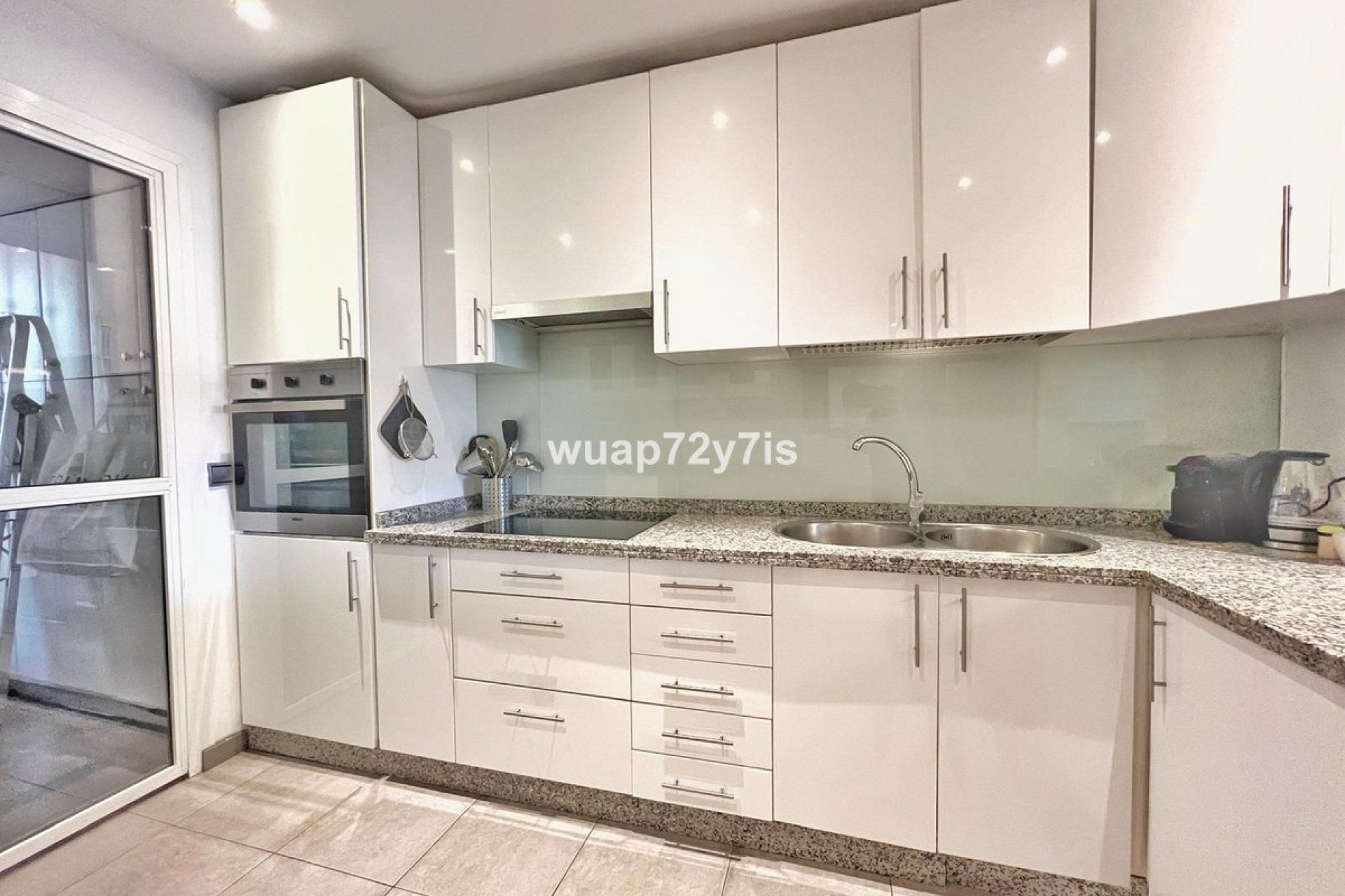 Resale - Apartment - Middle Floor Apartment - Estepona - Estepona Centro