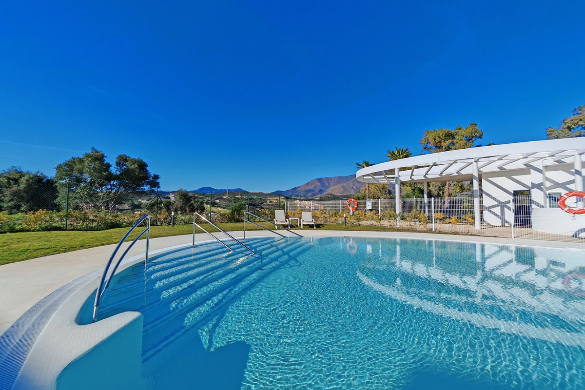 Resale - Apartment - Middle Floor Apartment - Estepona - Estepona Centro