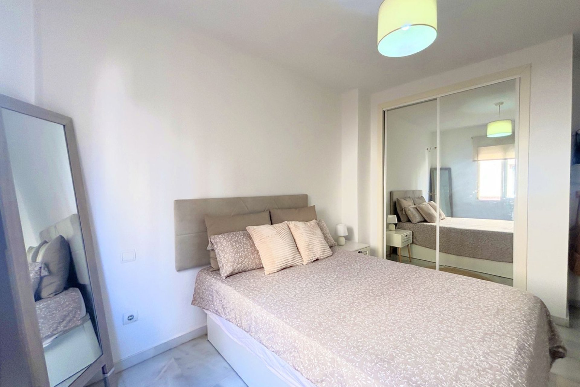 Resale - Apartment - Middle Floor Apartment - Estepona - Estepona Centro