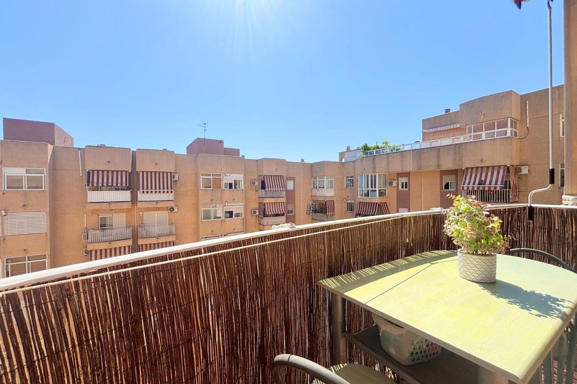 Resale - Apartment - Middle Floor Apartment - Estepona - Estepona Centro