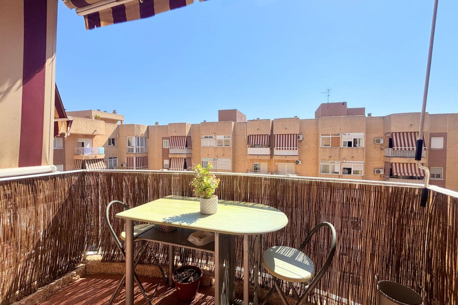 Resale - Apartment - Middle Floor Apartment - Estepona - Estepona Centro