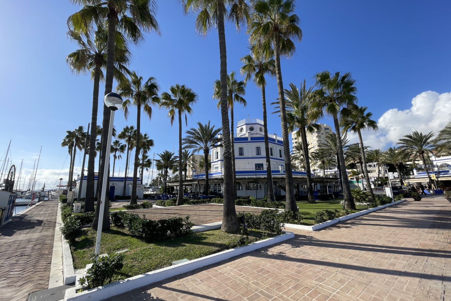 Resale - Apartment - Middle Floor Apartment - Estepona - Estepona Centro