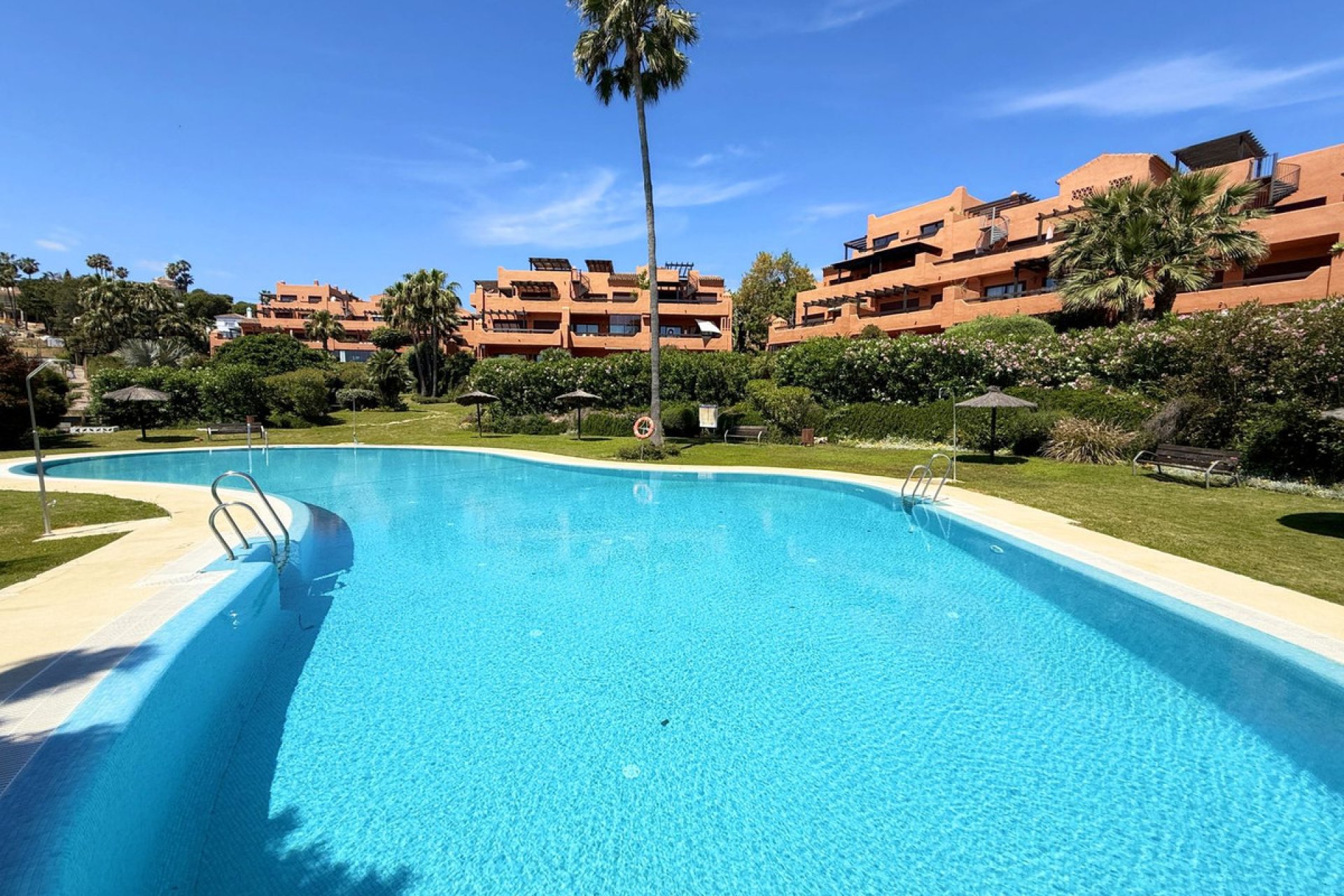 Resale - Apartment - Middle Floor Apartment - Estepona - Estepona Centro