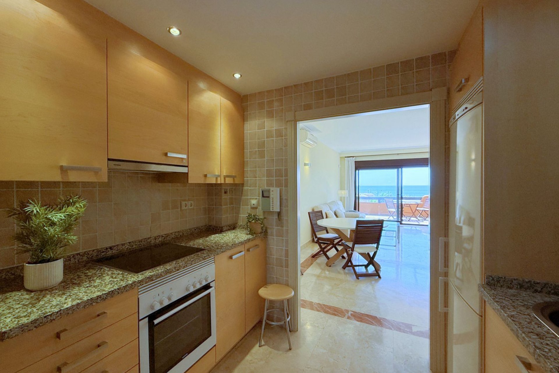 Resale - Apartment - Middle Floor Apartment - Estepona - Estepona Centro