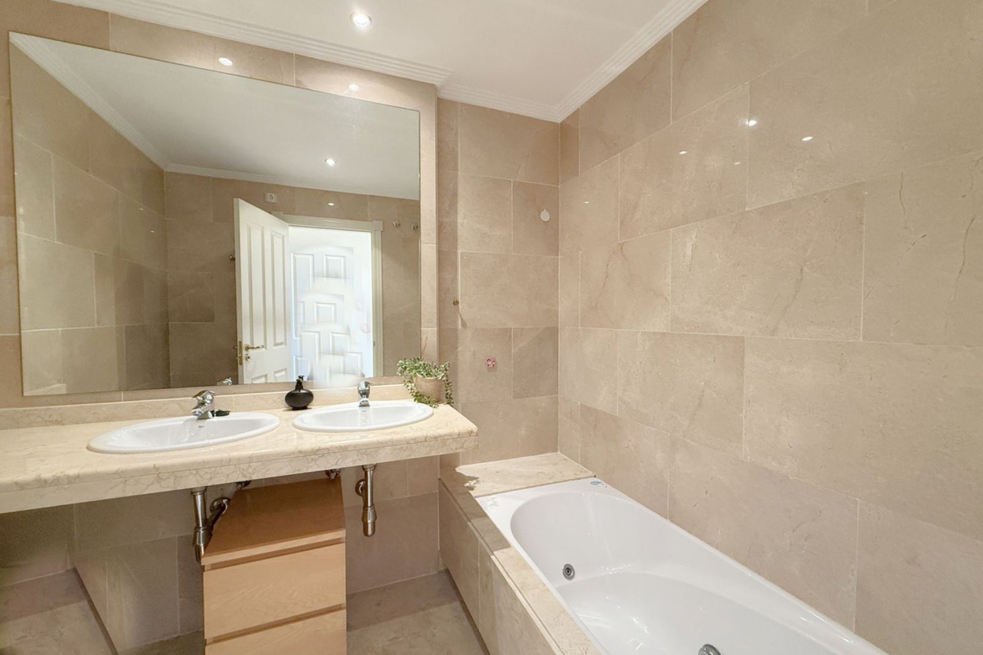 Resale - Apartment - Middle Floor Apartment - Estepona - Estepona Centro