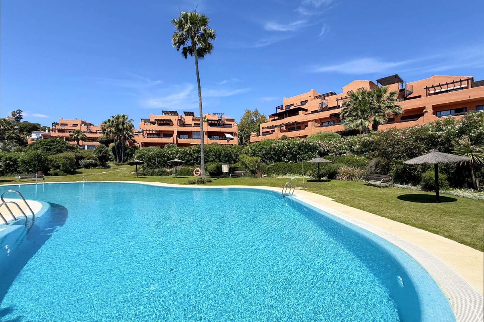 Resale - Apartment - Middle Floor Apartment - Estepona - Estepona Centro