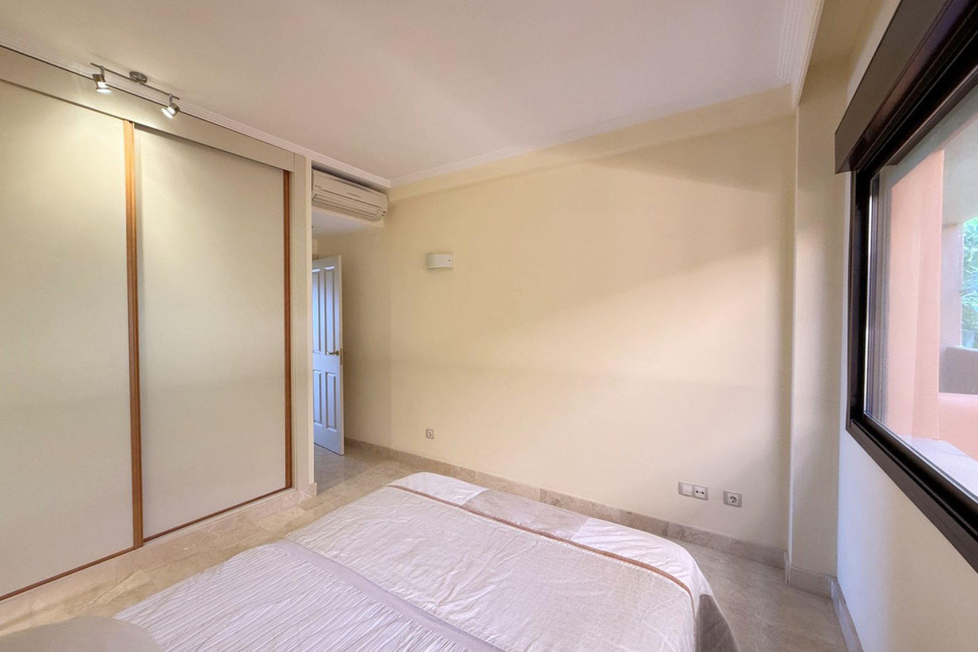 Resale - Apartment - Middle Floor Apartment - Estepona - Estepona Centro