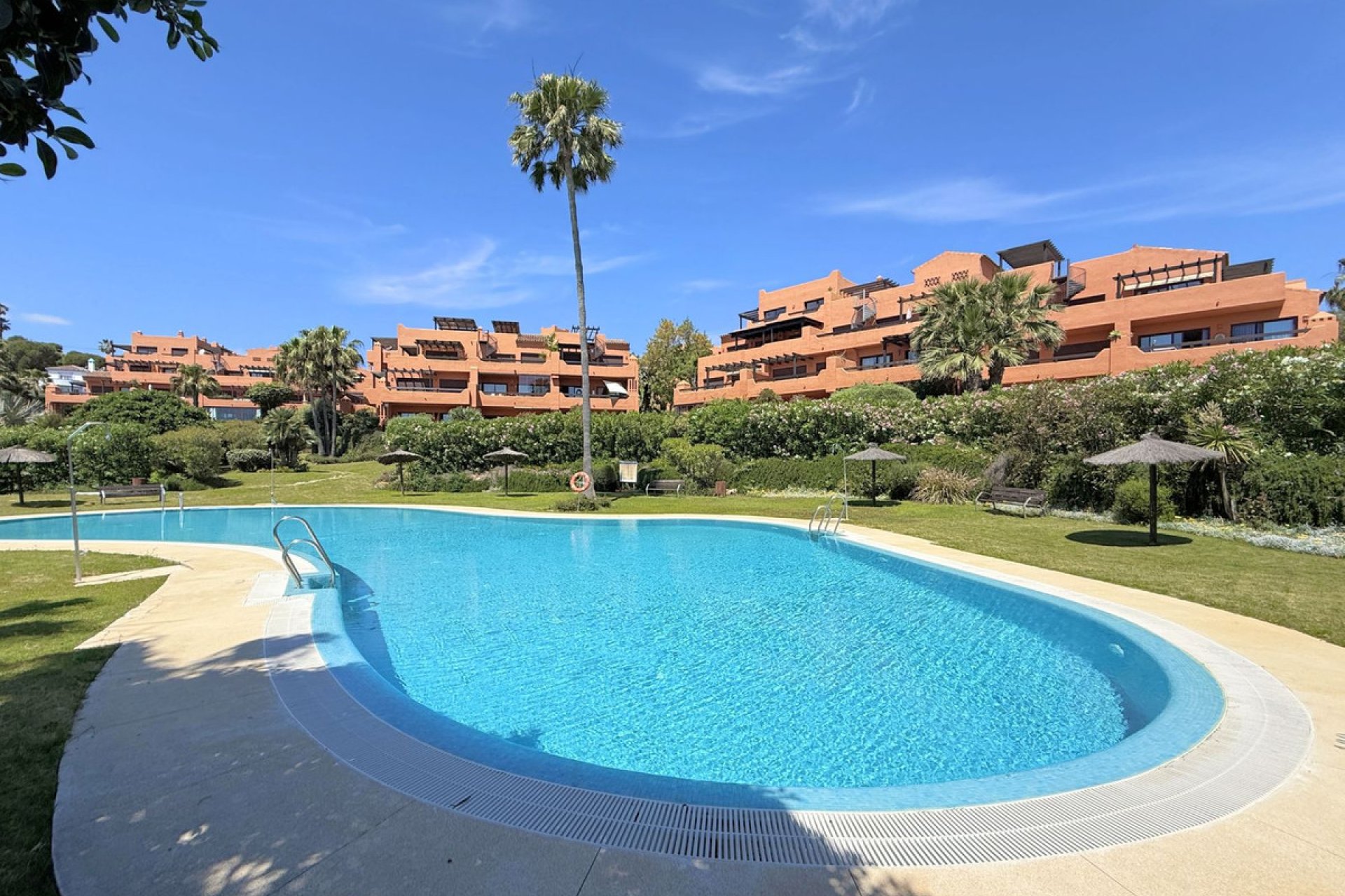 Resale - Apartment - Middle Floor Apartment - Estepona - Estepona Centro