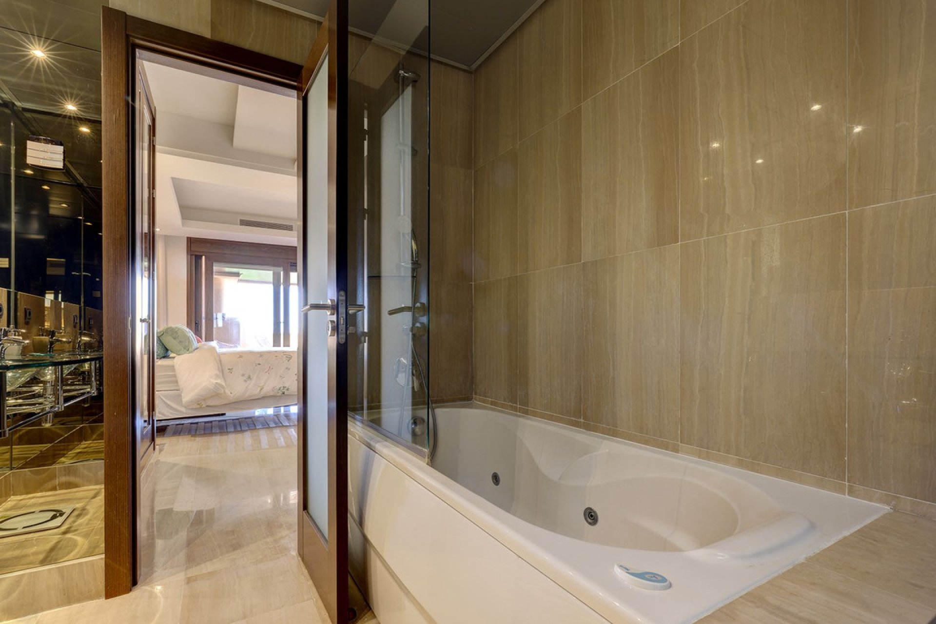 Resale - Apartment - Middle Floor Apartment - Estepona - Estepona Centro