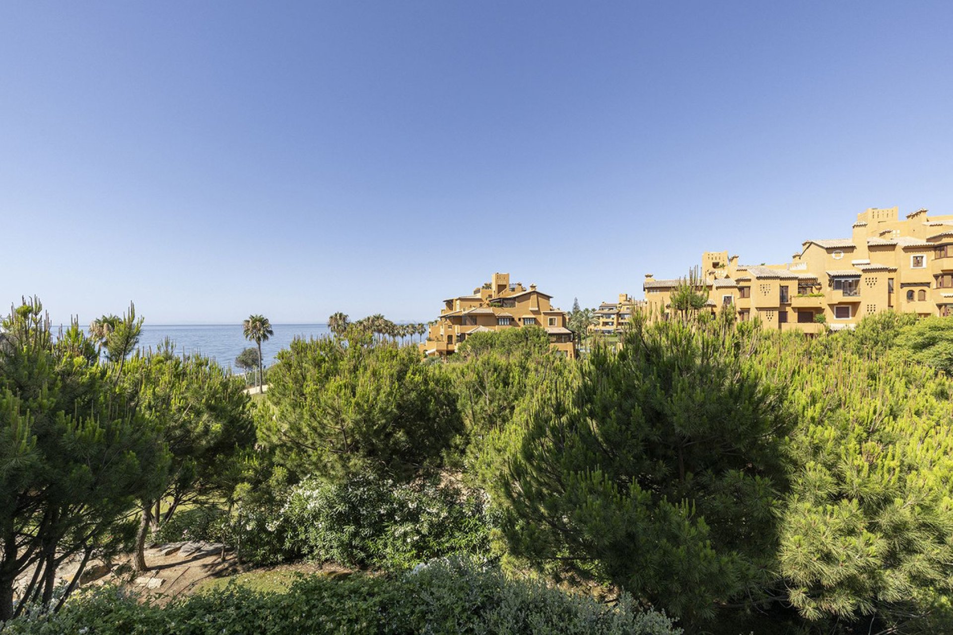 Resale - Apartment - Middle Floor Apartment - Estepona - Estepona Centro