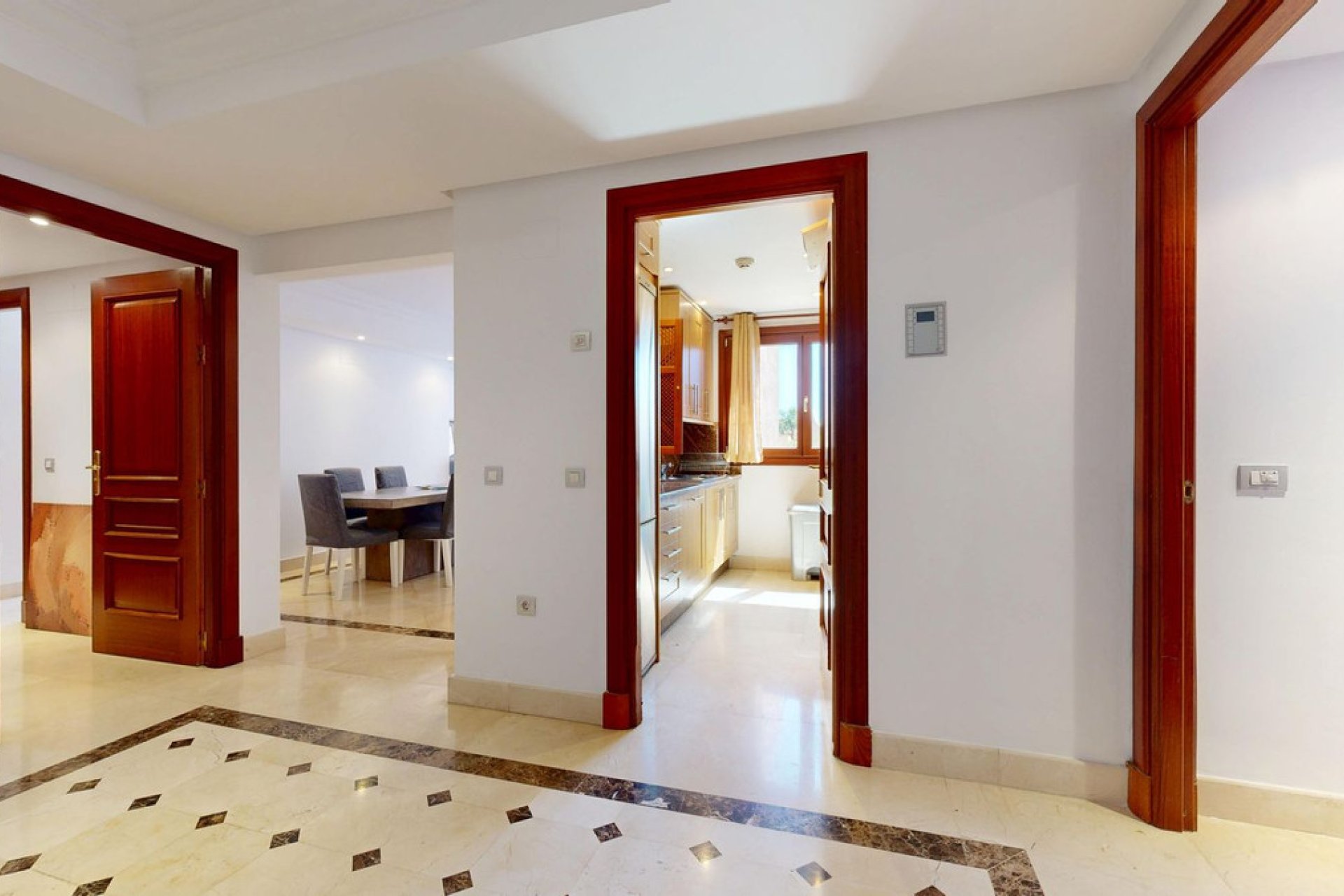 Resale - Apartment - Middle Floor Apartment - Estepona - Estepona Centro